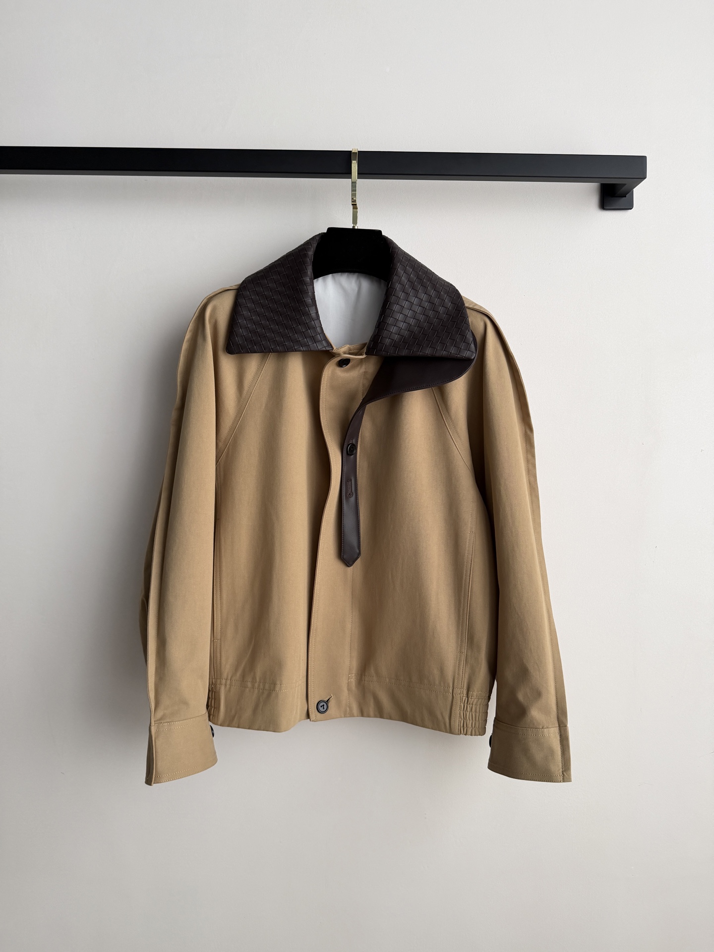 Bottega Venet*🆕夹克采用经典卡其色工装面料，搭配深色编织羊皮领，低调又有辨识度。短款落肩设计+单排暗扣，蝙