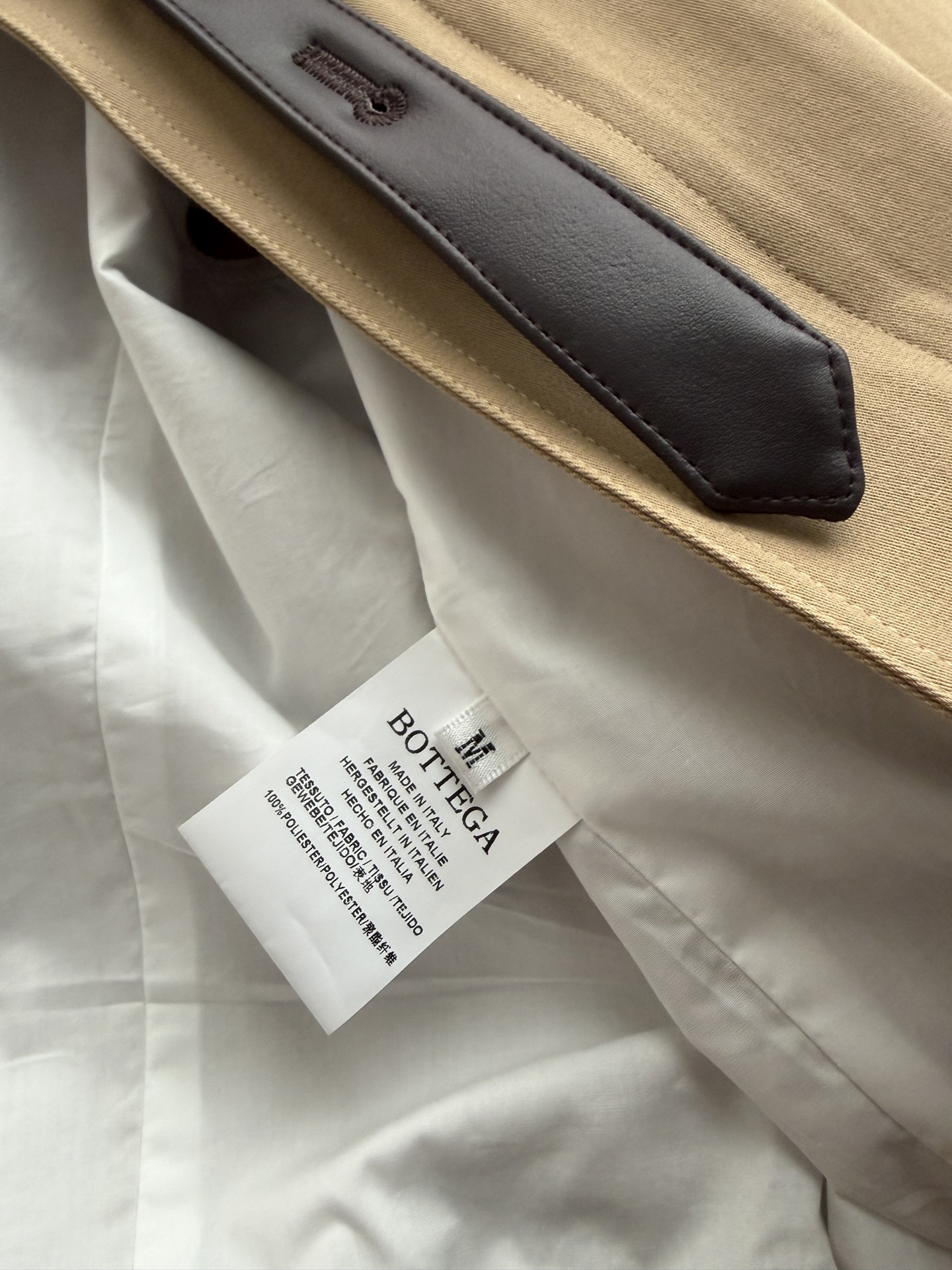 Bottega Venet*🆕夹克采用经典卡其色工装面料，搭配深色编织羊皮领，低调又有辨识度。短款落肩设计+单排暗扣，蝙