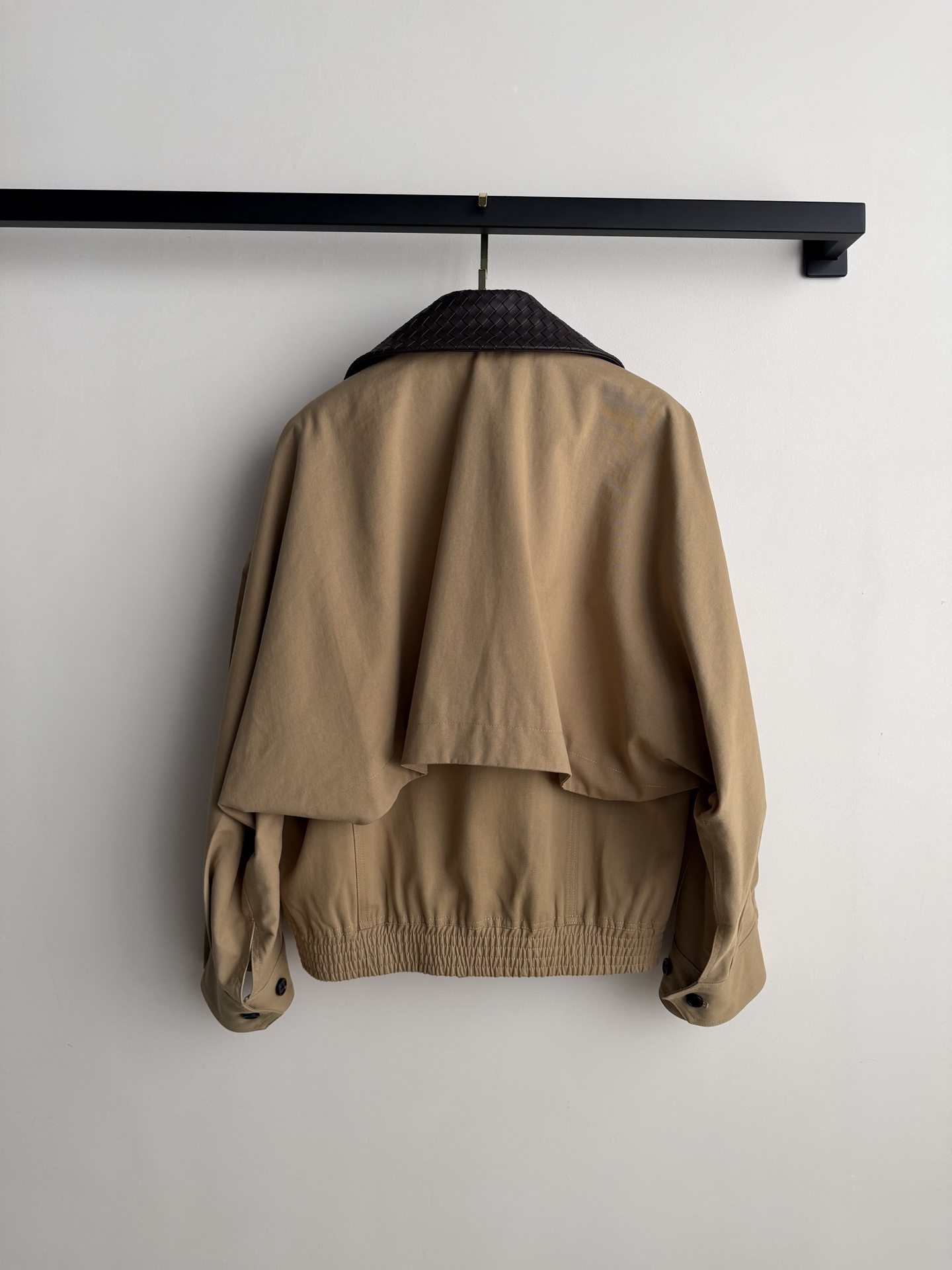 Bottega Venet*🆕夹克采用经典卡其色工装面料，搭配深色编织羊皮领，低调又有辨识度。短款落肩设计+单排暗扣，蝙