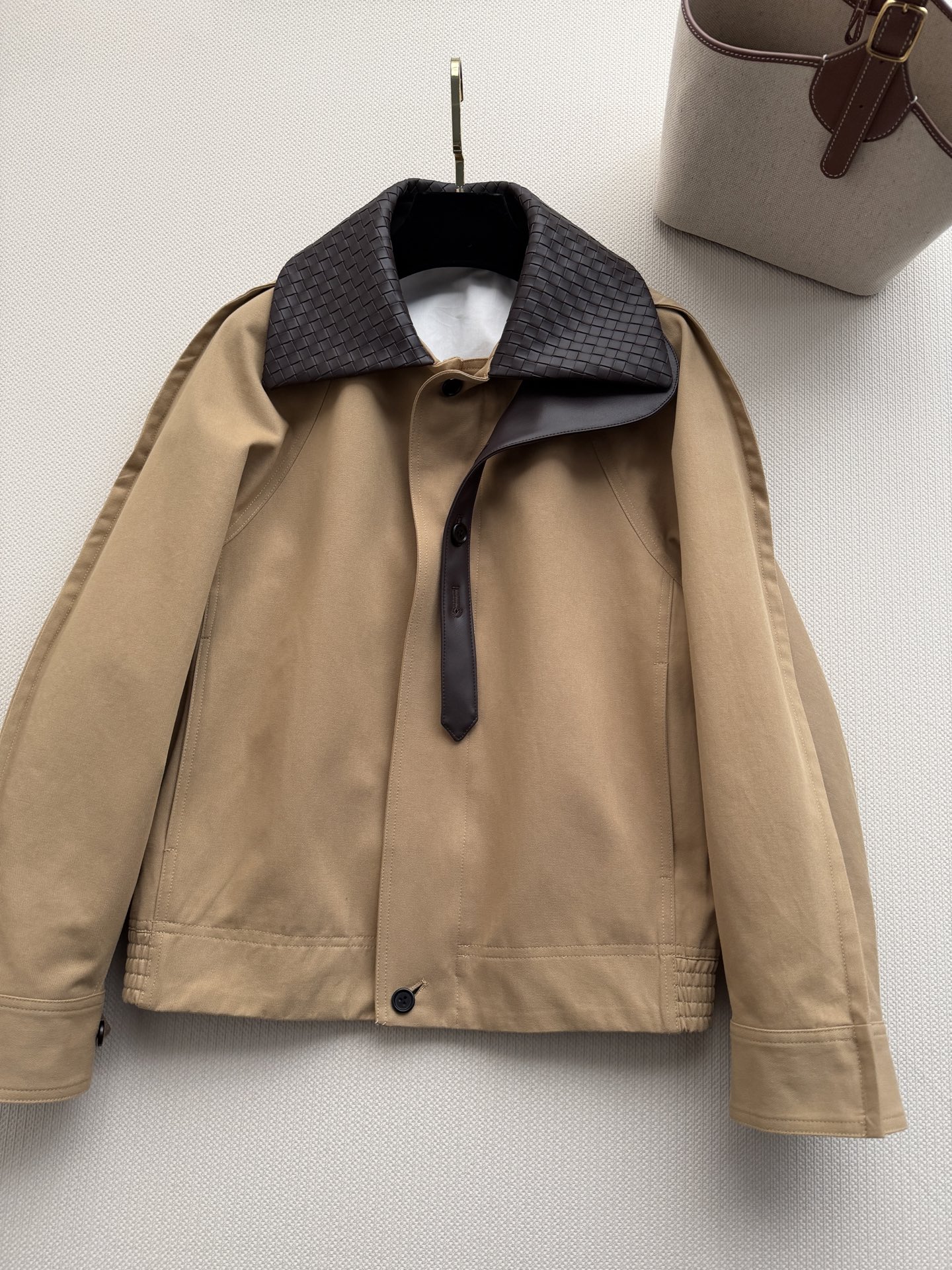 Bottega Venet*🆕夹克采用经典卡其色工装面料，搭配深色编织羊皮领，低调又有辨识度。短款落肩设计+单排暗扣，蝙