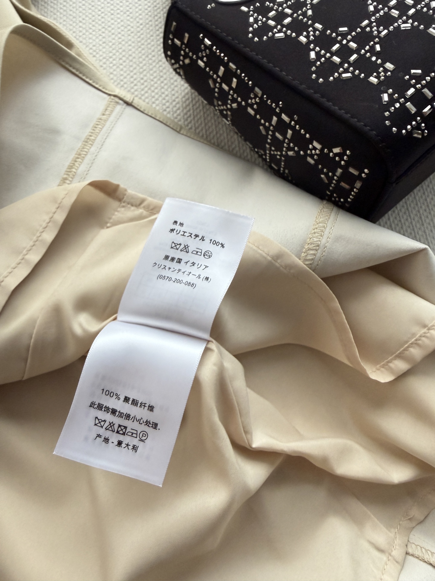 Dio*🆕这款衬衫式连衣裙饰以 Dio*Médaillon 标志补丁刺绣，呼应 D🏠沙龙 18 世纪优雅洛可可风格美学。