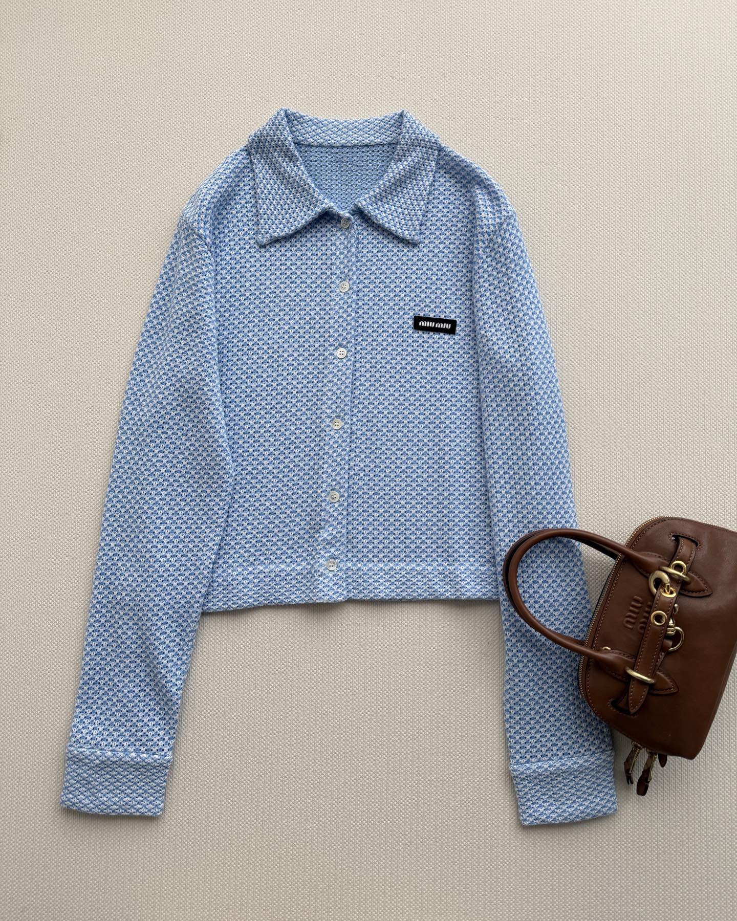 Miu Mi*🆕26新款蓝白千鸟格衬衫，把“海盐气泡水”的清爽和“学院少女”的俏皮缝在了一起～🌊 浅雾蓝底上铺满细密白点