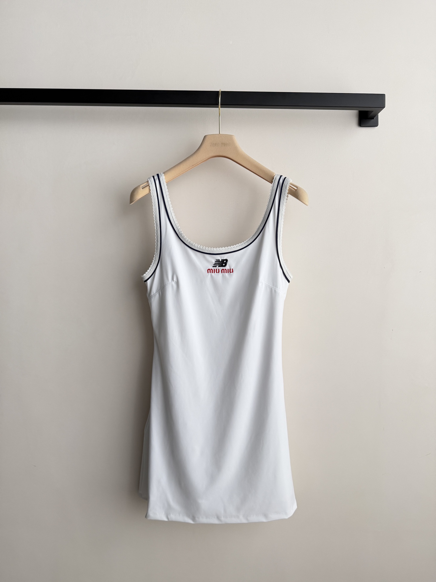 𝐌𝐢𝐮𝐌𝐢*🆕26new🪄 New Balance联名系列🎾🎾后背镂空蕾丝花边背心连衣裙 白色主调+蓝黑撞色边条，简约又