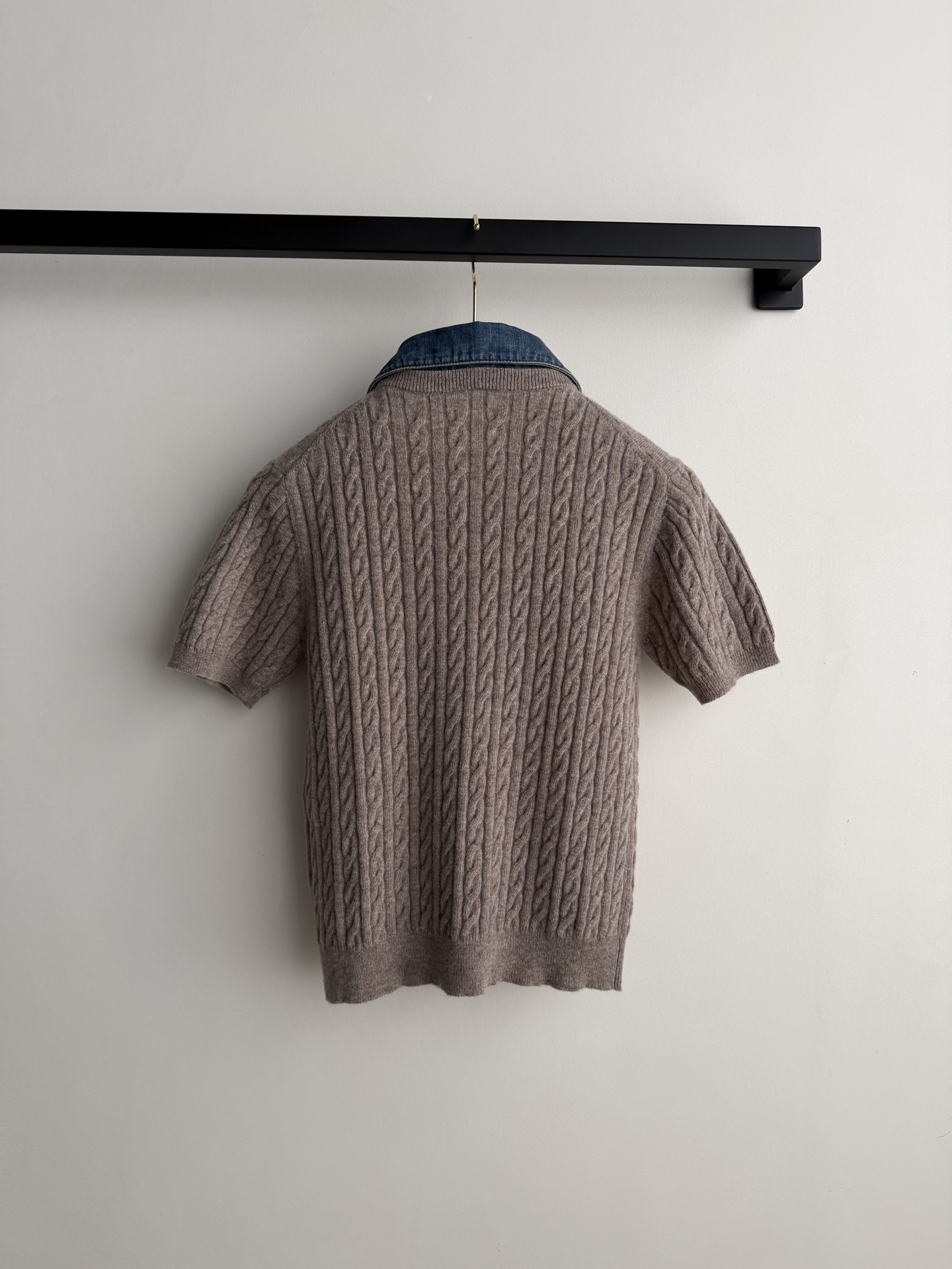 𝐌𝐢𝐮𝐌𝐢*🆕26new🪄牛仔领麻花针织短袖🐑🤎山羊绒羊毛混纺针织面料，搭配可拆卸牛仔衬衫领，学院风满满！麻花纹理+金属