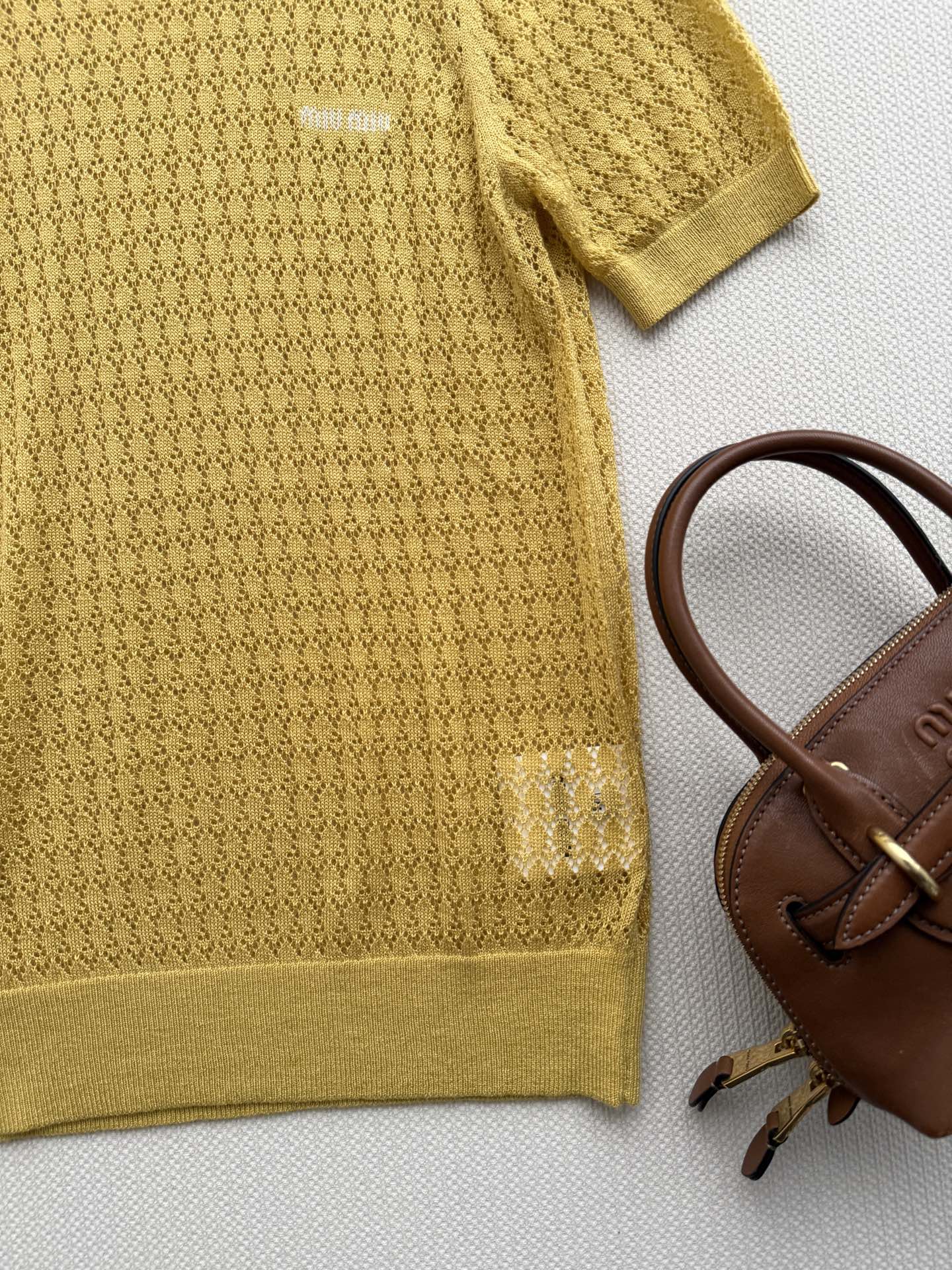 𝐌𝐢𝐮𝐌𝐢*🆕26new🪄字母刺绣镂空针织短袖💛💛💛轻薄透气针织面料，夏天穿超舒服！圆领+短袖设计，简约又百搭，镂空纹理