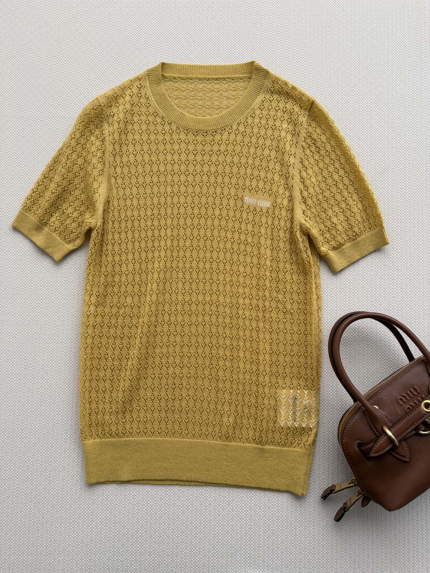 𝐌𝐢𝐮𝐌𝐢*🆕26new🪄字母刺绣镂空针织短袖💛💛💛轻薄透气针织面料，夏天穿超舒服！圆领+短袖设计，简约又百搭，镂空纹理