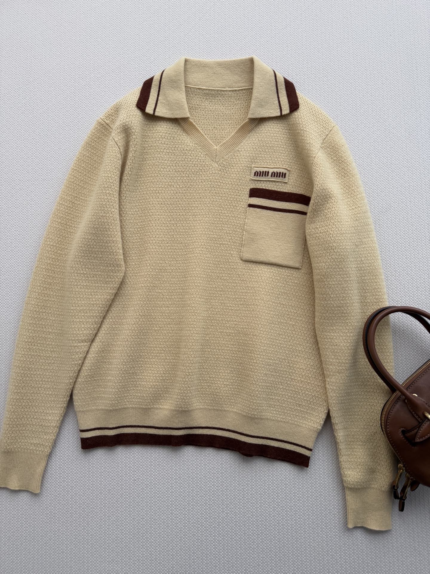 𝐌𝐢𝐮𝐌𝐢*26new🪄撞色翻领假两件针织衫💛💛💛浅黄色主色+深棕撞色条纹，学院风满满🎓微阔版型修饰身线比例，松弛慵懒感