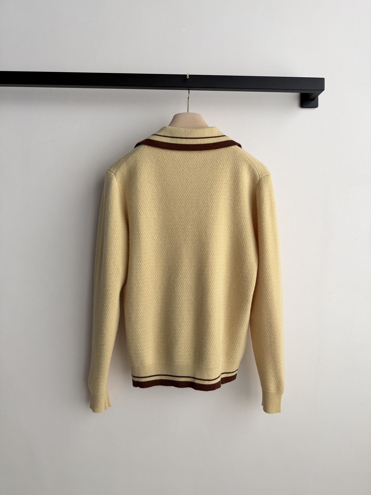 𝐌𝐢𝐮𝐌𝐢*26new🪄撞色翻领假两件针织衫💛💛💛浅黄色主色+深棕撞色条纹，学院风满满🎓微阔版型修饰身线比例，松弛慵懒感