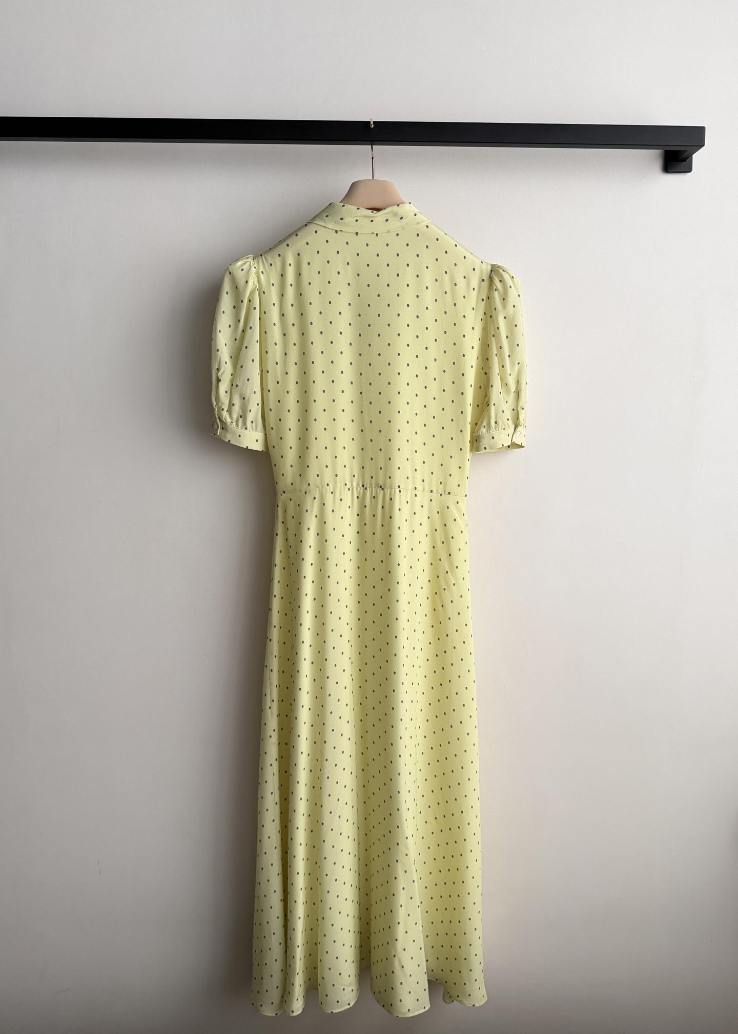 𝐌𝐢𝐮𝐌𝐢*26new🪄绑带鹅黄波点连衣裙💛💛💛V领系带➕泡泡袖设计修饰肩颈，收腰剪裁显身材曲线，鱼尾裙摆优雅又灵动✨独
