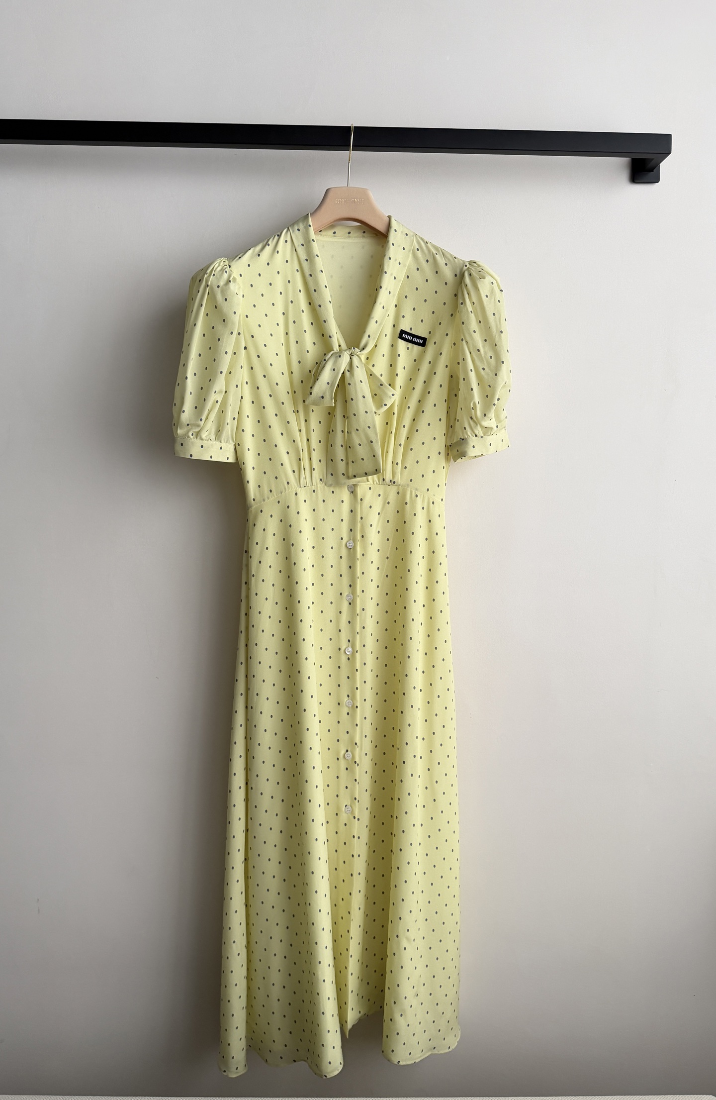 𝐌𝐢𝐮𝐌𝐢*26new🪄绑带鹅黄波点连衣裙💛💛💛V领系带➕泡泡袖设计修饰肩颈，收腰剪裁显身材曲线，鱼尾裙摆优雅又灵动✨独