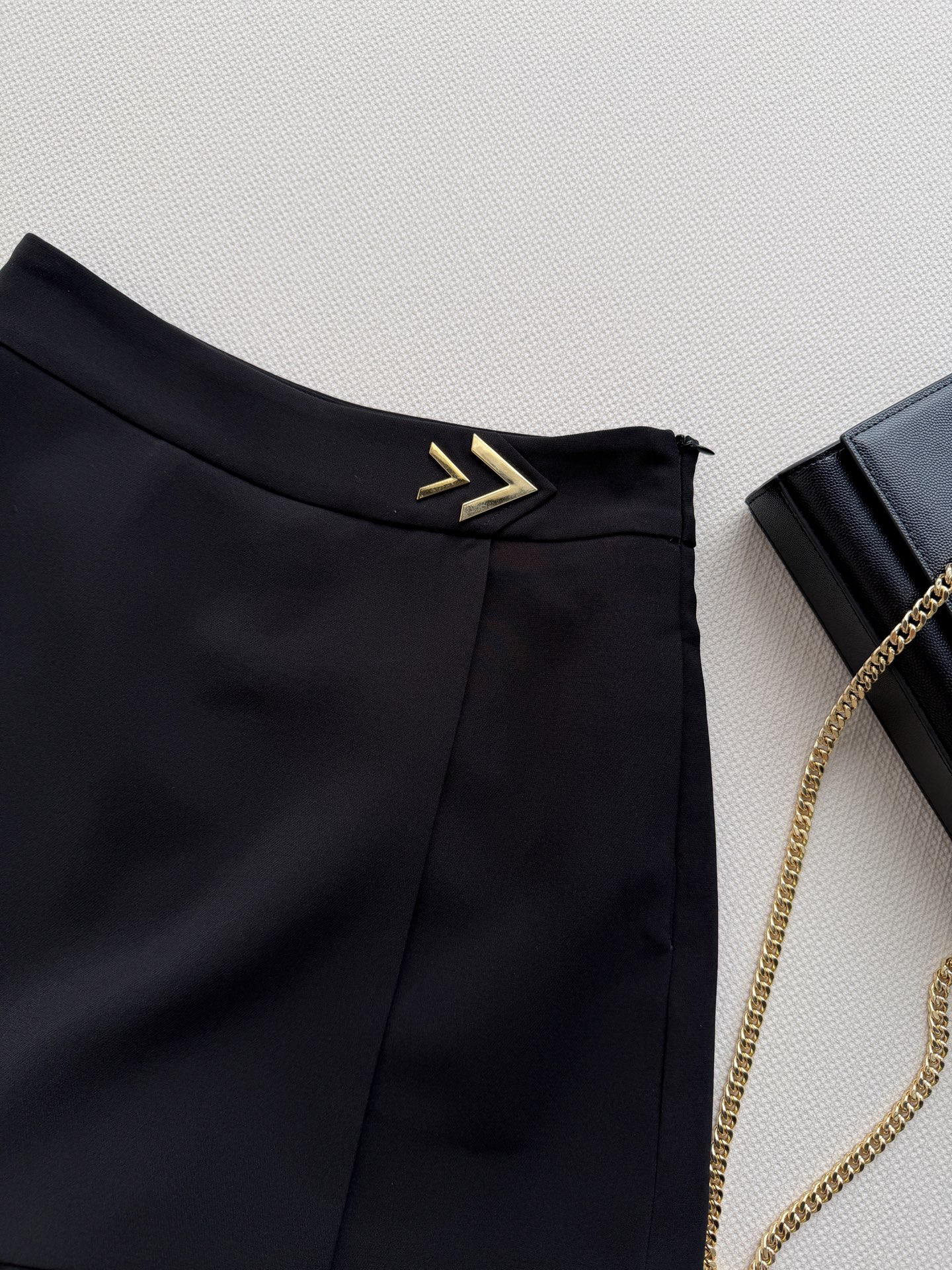 Valentin*🆕黑色高腰A字裙裤，经典A字版型+高腰设计，显瘦又修饰腿型✨。高品质面料，内衬短裤防走光，通勤约会都O