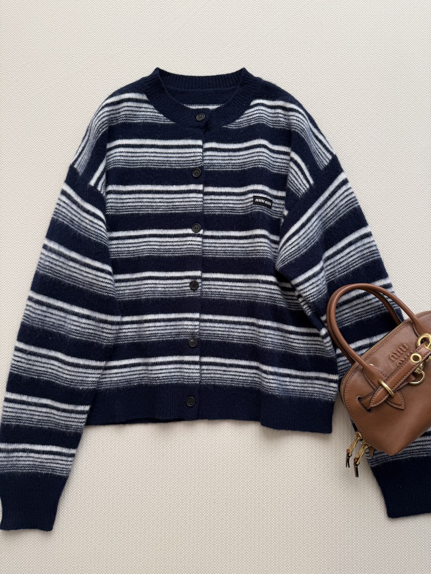𝐌𝐢𝐮𝐌𝐢*🆕26new🪄藏蓝灰条纹条纹开衫🩵🩶🤎软糯蓬松自带复古减龄感，半开领温柔又减龄！学院俏皮感又被Miu拿捏啦～