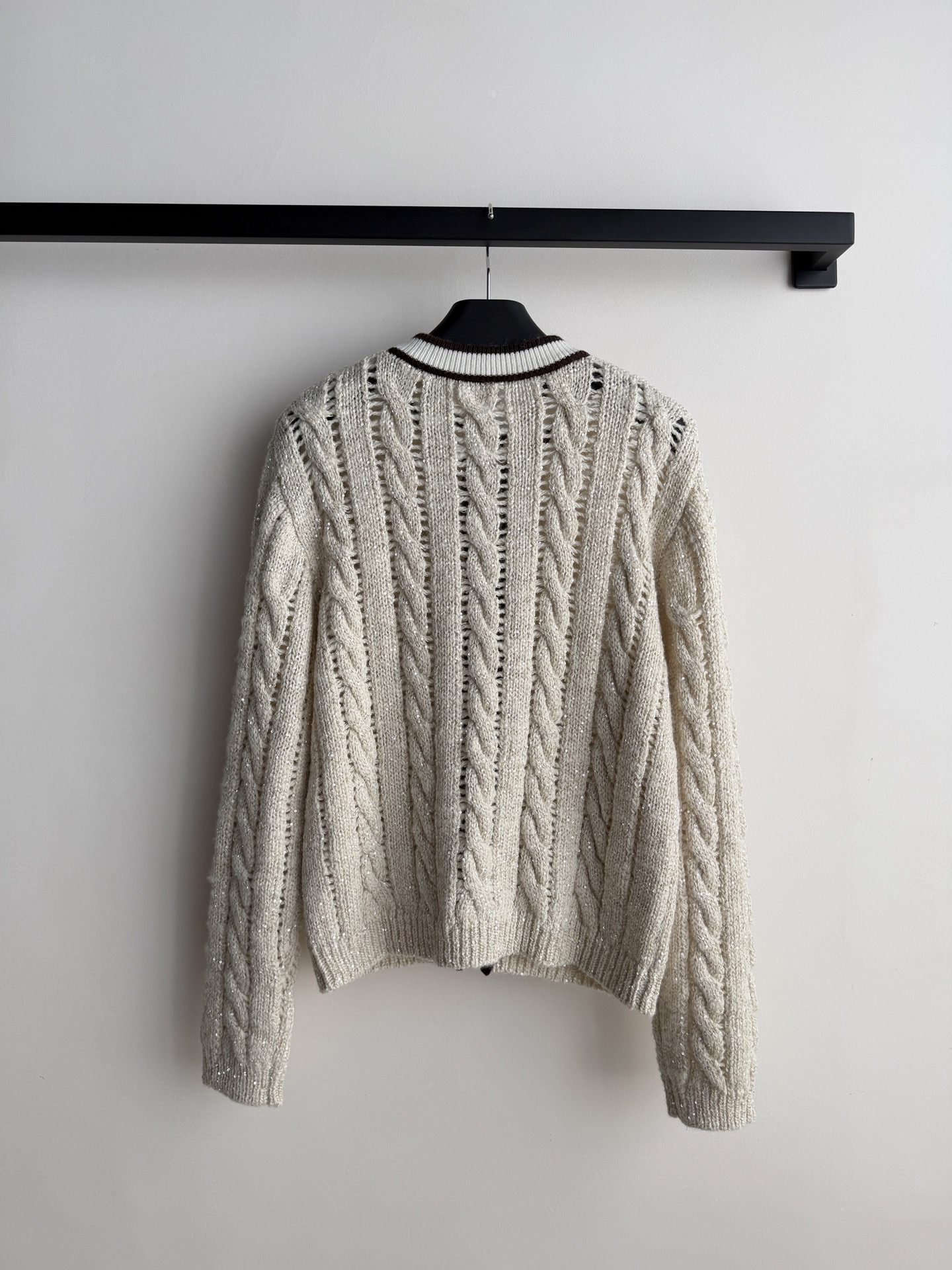 Brunello Cucinelli🆕这款细闪麻花针织开衫，采用羊绒混纺，柔软亲肤，奶白色底色+深咖撞边，复古小香风气质