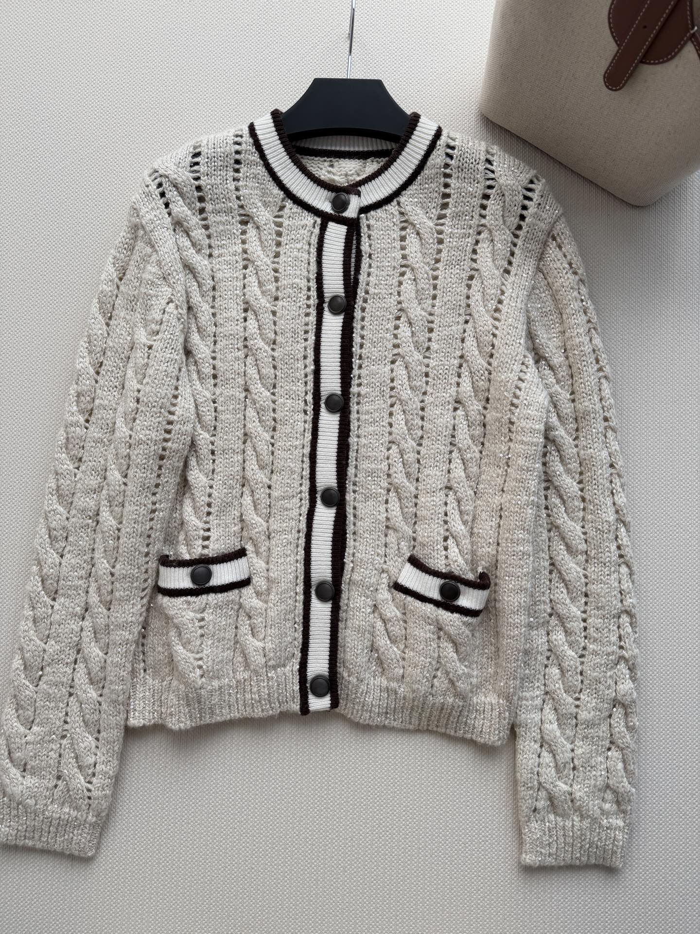 Brunello Cucinelli🆕这款细闪麻花针织开衫，采用羊绒混纺，柔软亲肤，奶白色底色+深咖撞边，复古小香风气质
