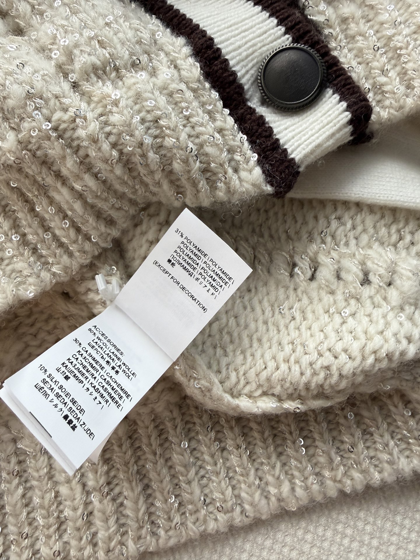 Brunello Cucinelli🆕这款细闪麻花针织开衫，采用羊绒混纺，柔软亲肤，奶白色底色+深咖撞边，复古小香风气质