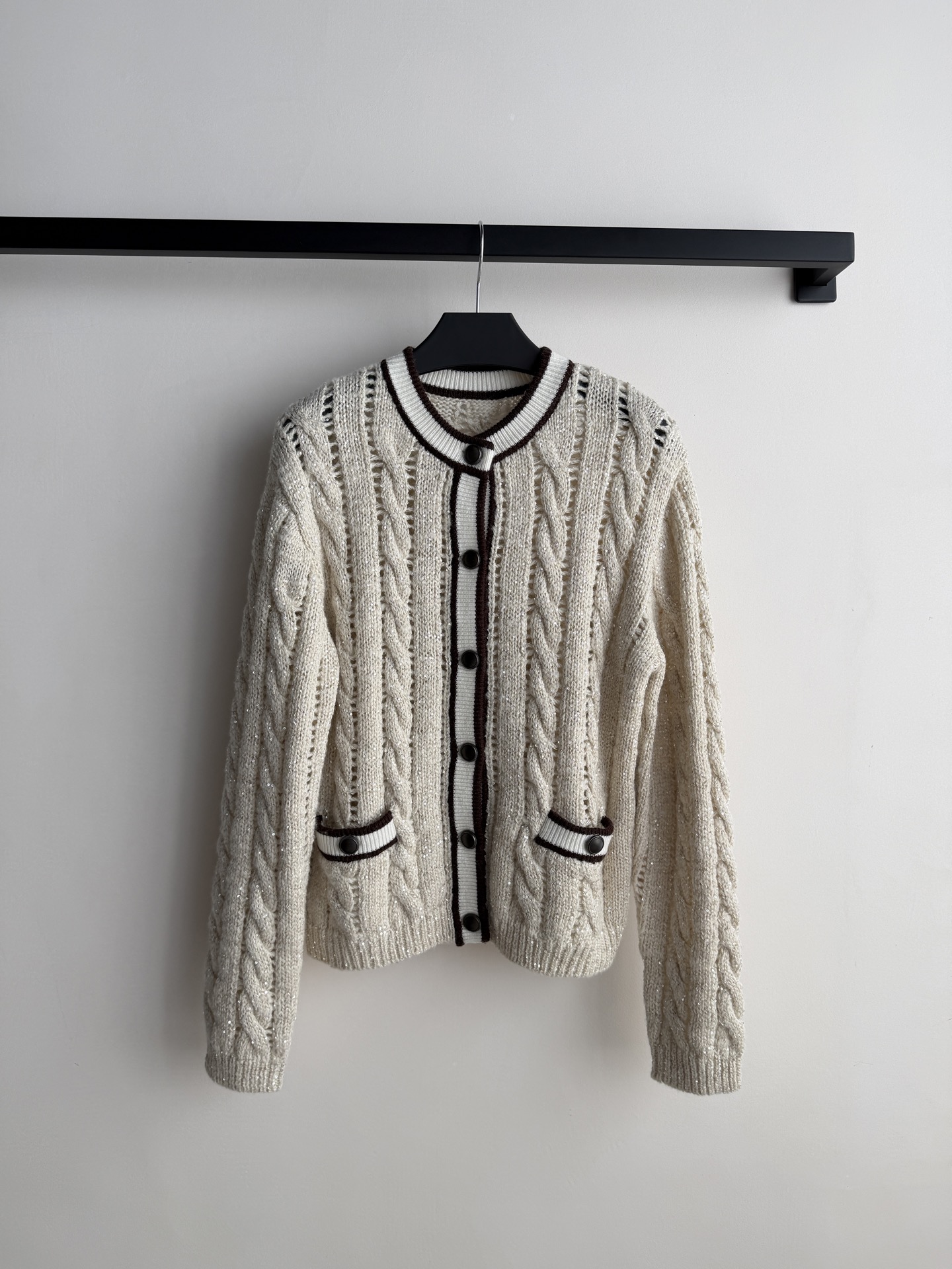 Brunello Cucinelli🆕这款细闪麻花针织开衫，采用羊绒混纺，柔软亲肤，奶白色底色+深咖撞边，复古小香风气质