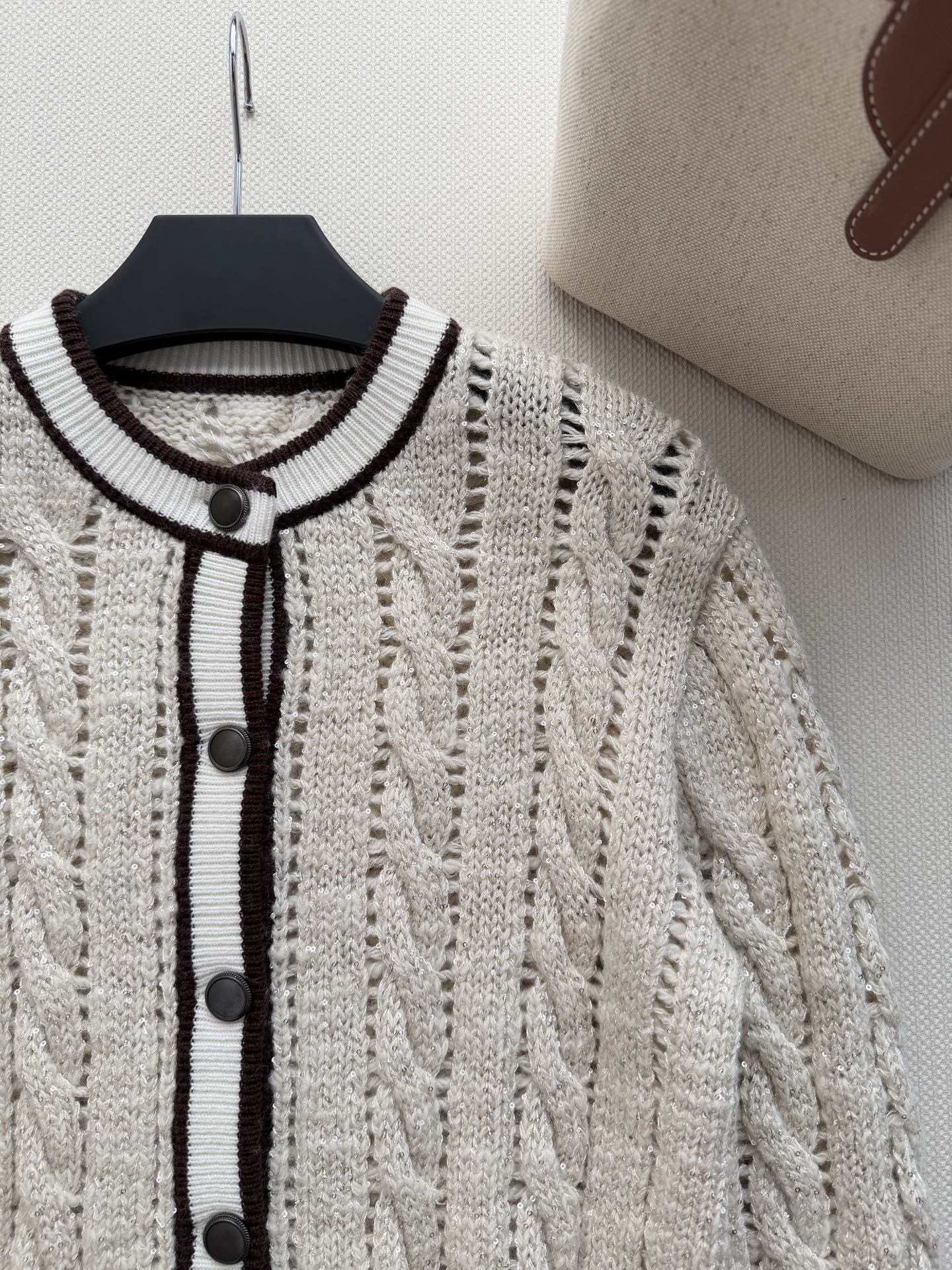 Brunello Cucinelli🆕这款细闪麻花针织开衫，采用羊绒混纺，柔软亲肤，奶白色底色+深咖撞边，复古小香风气质