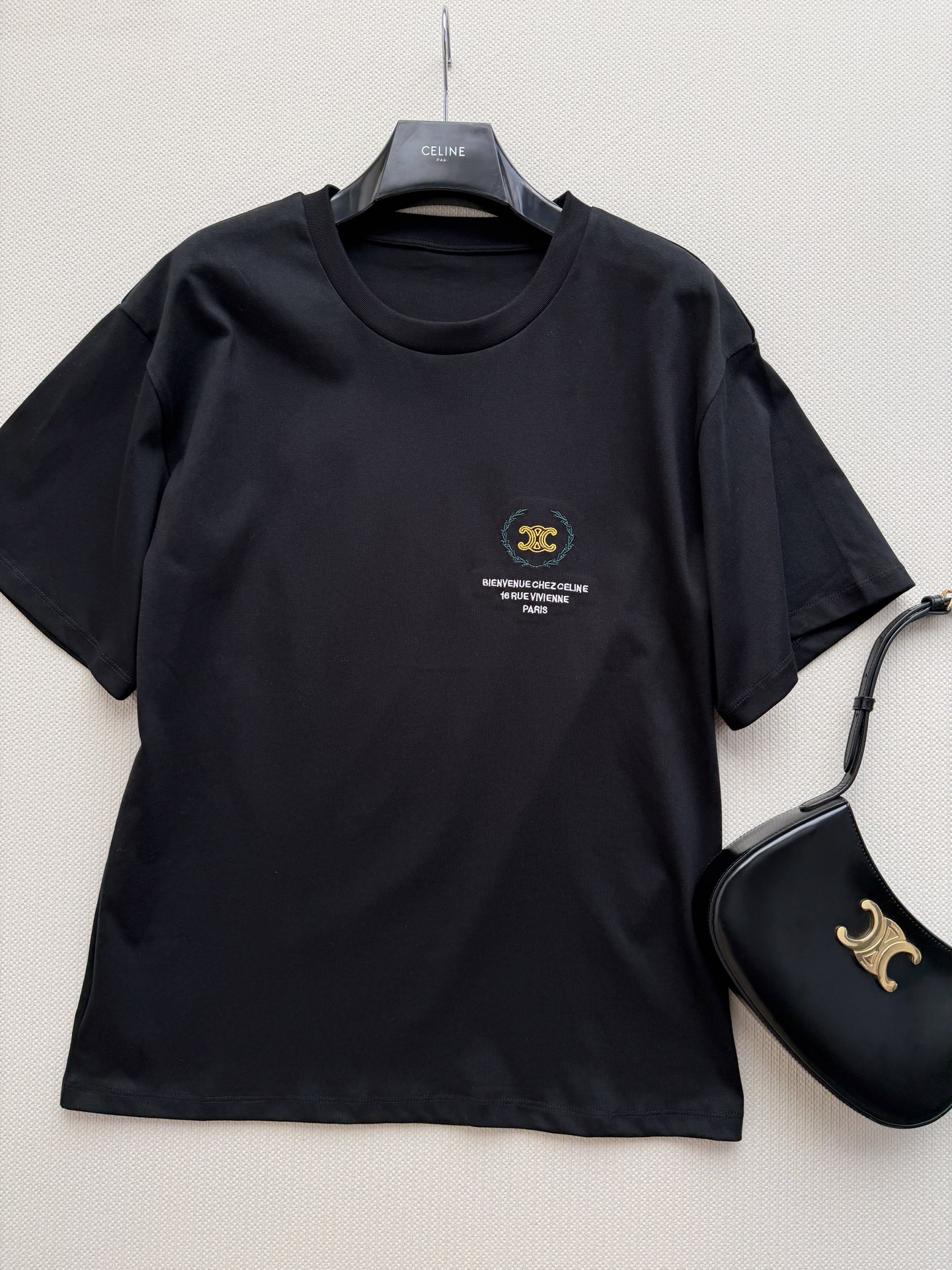 𝐂𝐞𝐥𝐢𝐧*🆕26new🪄撞色字母刺绣圆领短袖🖤🖤🖤胸前品牌标志+“欢迎来到CELIN*之家”字样，简约又有辨识度！男女