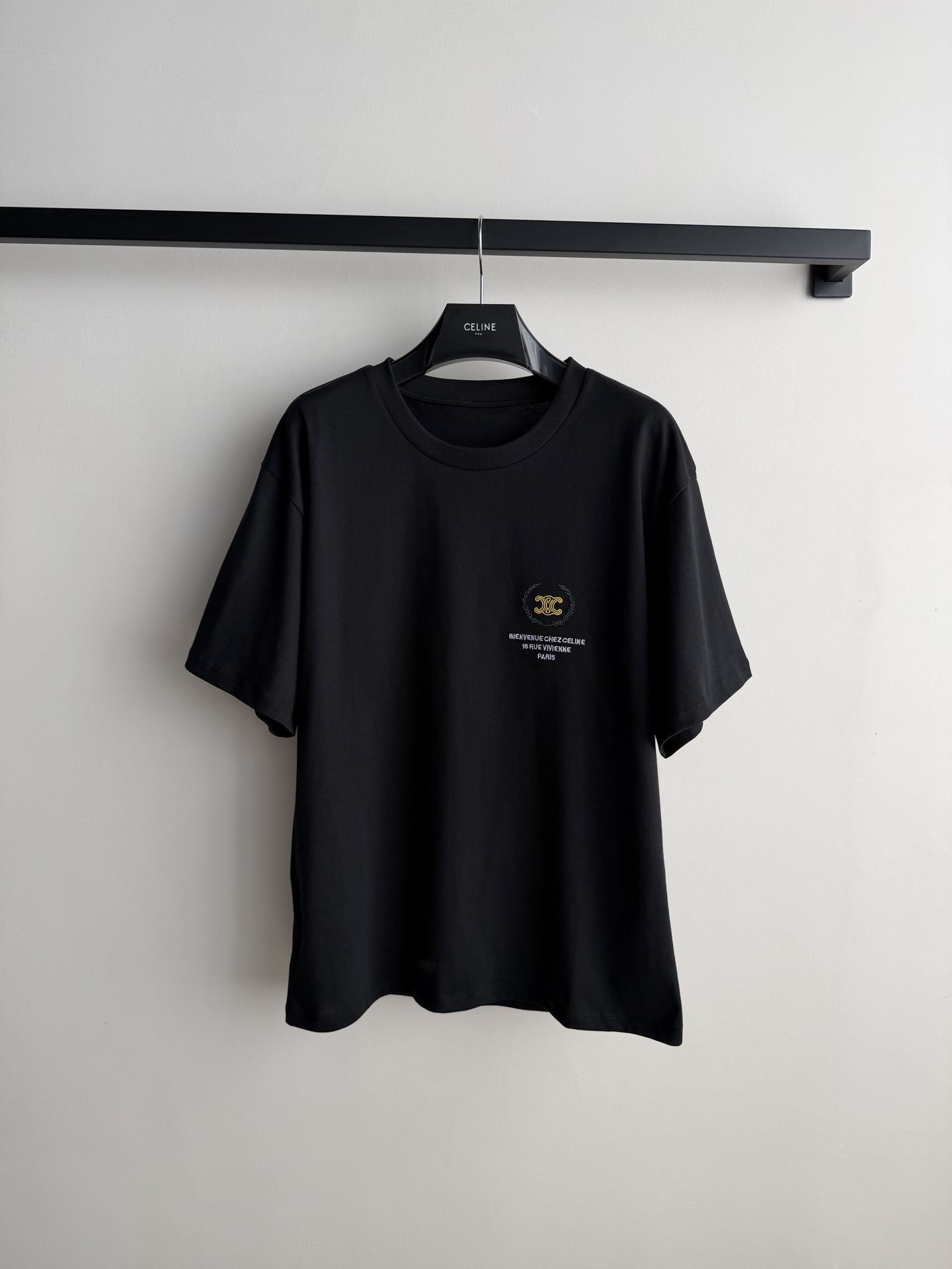 𝐂𝐞𝐥𝐢𝐧*🆕26new🪄撞色字母刺绣圆领短袖🖤🖤🖤胸前品牌标志+“欢迎来到CELIN*之家”字样，简约又有辨识度！男女