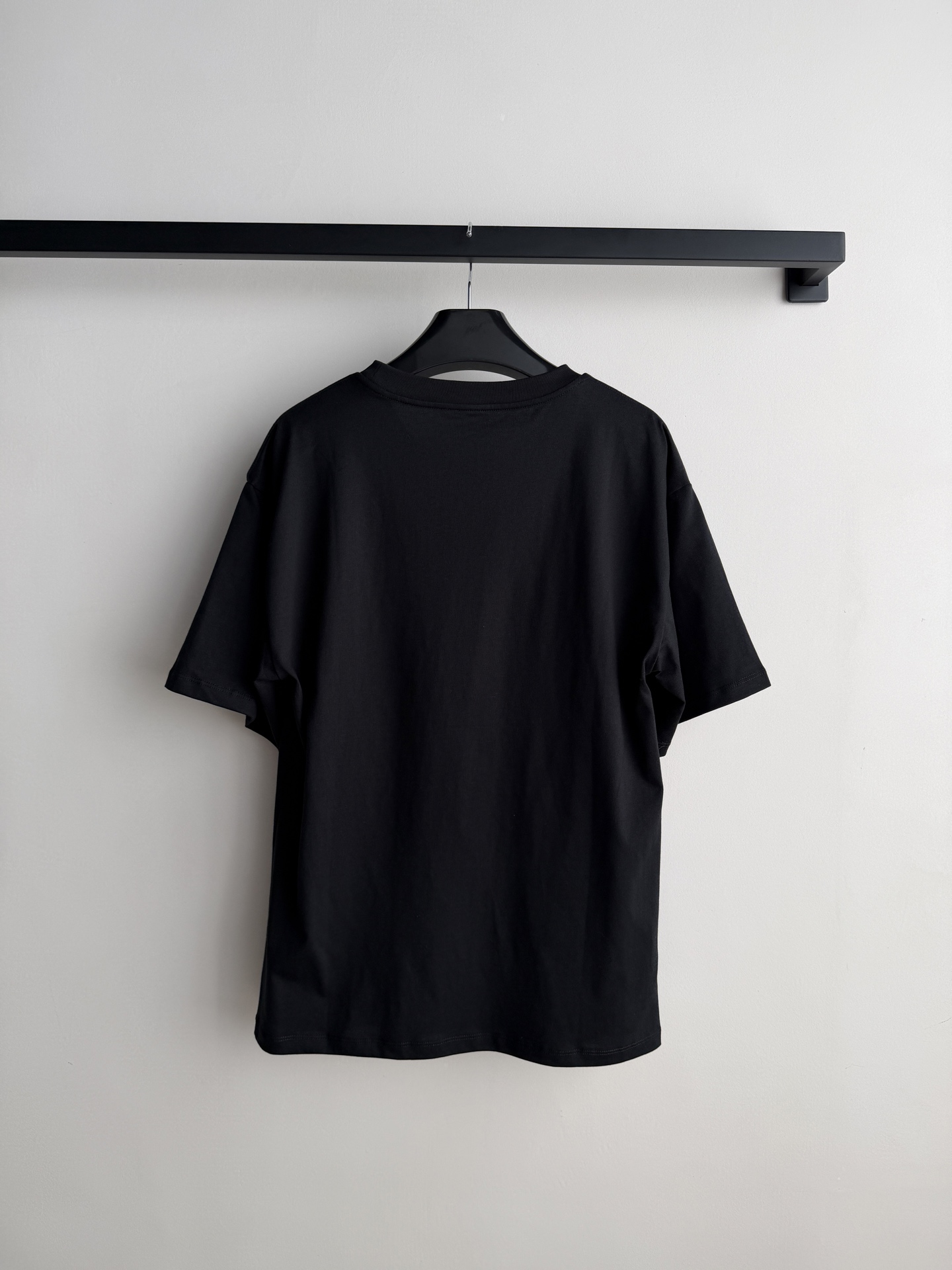 𝐂𝐞𝐥𝐢𝐧*🆕26new🪄撞色字母刺绣圆领短袖🖤🖤🖤胸前品牌标志+“欢迎来到CELIN*之家”字样，简约又有辨识度！男女