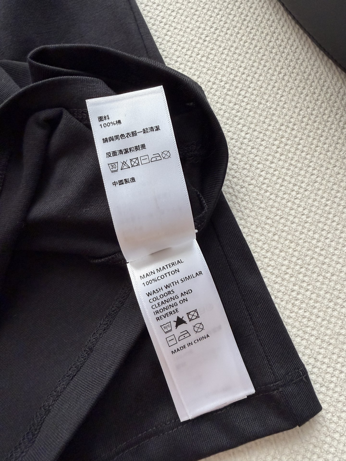 𝐂𝐞𝐥𝐢𝐧*🆕26new🪄撞色字母刺绣圆领短袖🖤🖤🖤胸前品牌标志+“欢迎来到CELIN*之家”字样，简约又有辨识度！男女