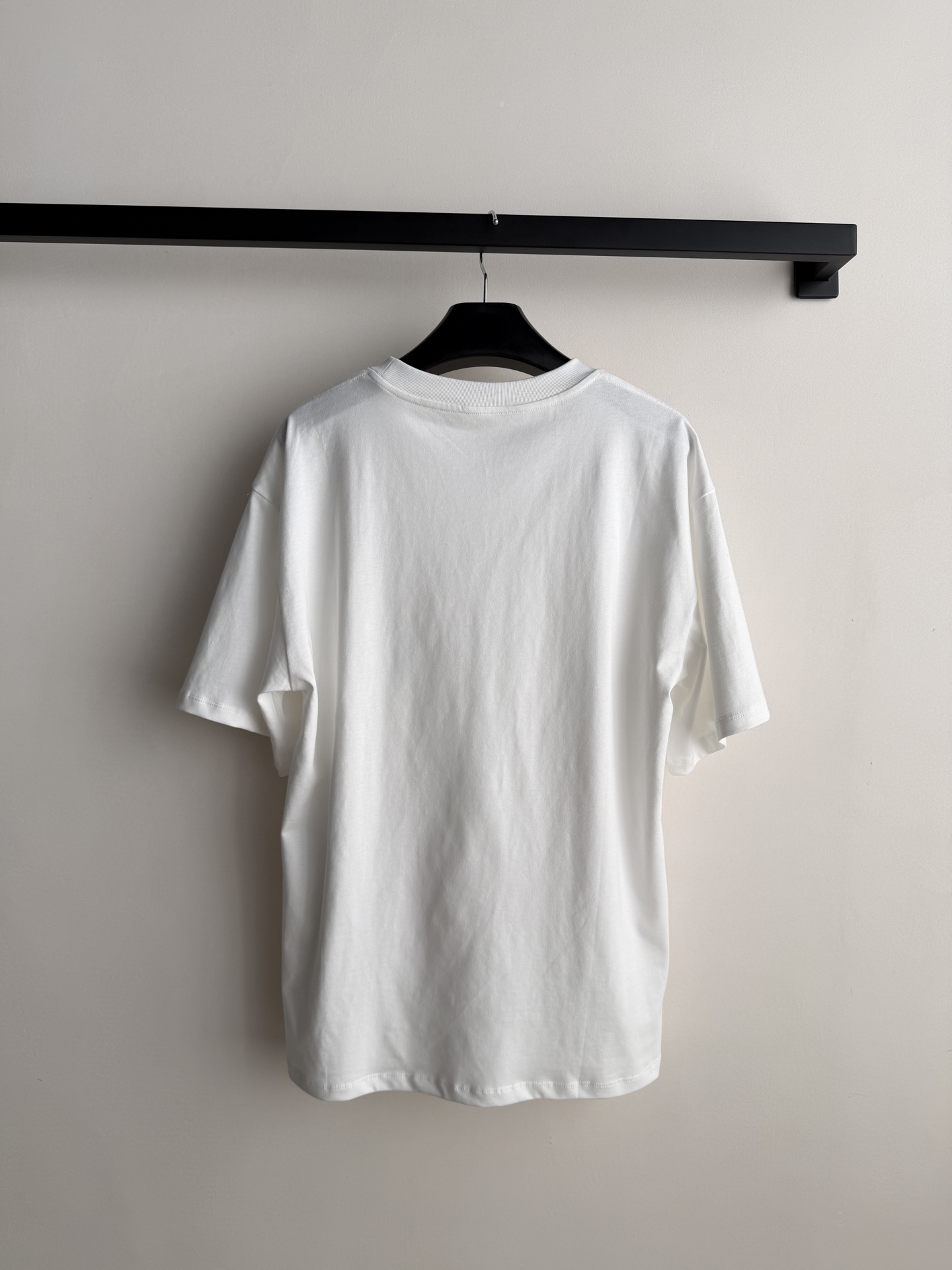 𝐂𝐞𝐥𝐢𝐧*🆕26new🪄撞色字母刺绣圆领短袖🖤🖤🖤胸前品牌标志+“欢迎来到CELIN*之家”字样，简约又有辨识度！男女