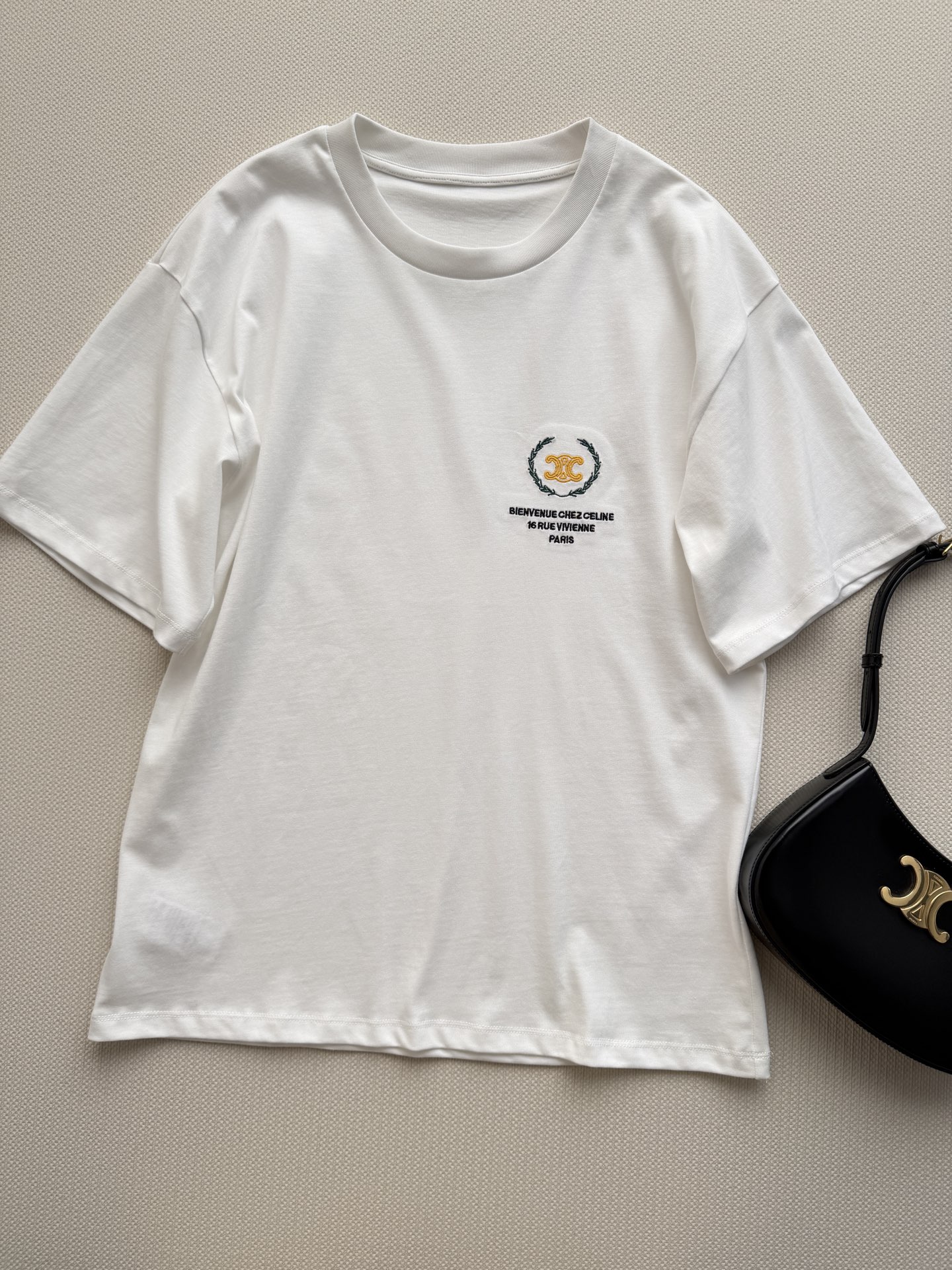 𝐂𝐞𝐥𝐢𝐧*🆕26new🪄撞色字母刺绣圆领短袖🖤🖤🖤胸前品牌标志+“欢迎来到CELIN*之家”字样，简约又有辨识度！男女