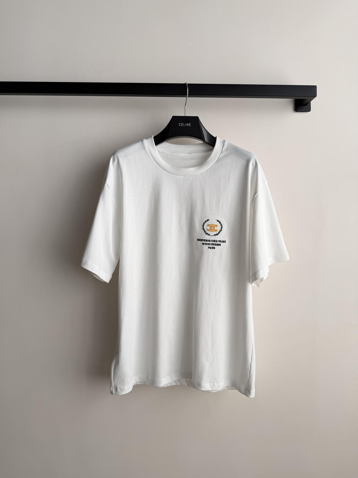 𝐂𝐞𝐥𝐢𝐧*🆕26new🪄撞色字母刺绣圆领短袖🖤🖤🖤胸前品牌标志+“欢迎来到CELIN*之家”字样，简约又有辨识度！男女