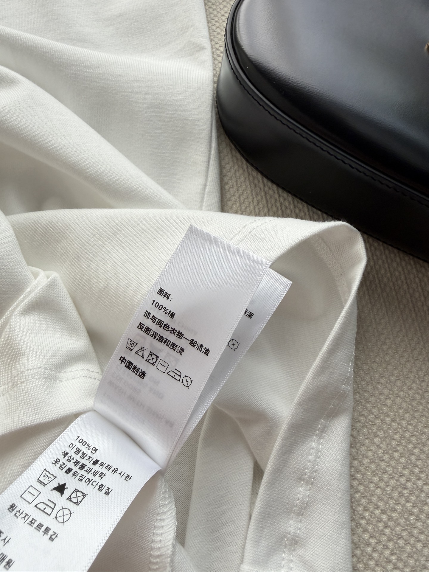 𝐂𝐞𝐥𝐢𝐧*🆕26new🪄撞色字母刺绣圆领短袖🖤🖤🖤胸前品牌标志+“欢迎来到CELIN*之家”字样，简约又有辨识度！男女