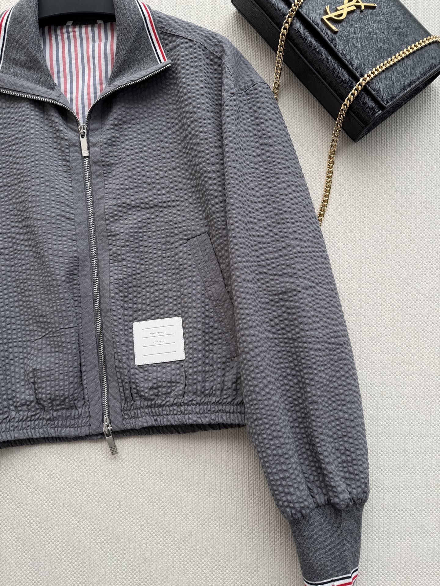Thom Brown*🆕26年春夏新款泡泡纱套装也太绝了！🩶高级灰泡泡纱面料，自带立体肌理感，比普通面料更显质感，完全不