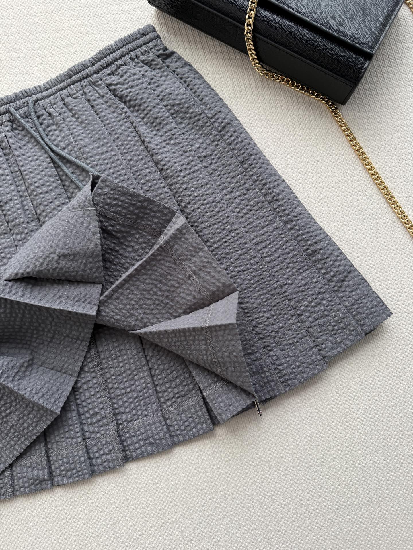 Thom Brown*🆕26年春夏新款泡泡纱套装也太绝了！🩶高级灰泡泡纱面料，自带立体肌理感，比普通面料更显质感，完全不
