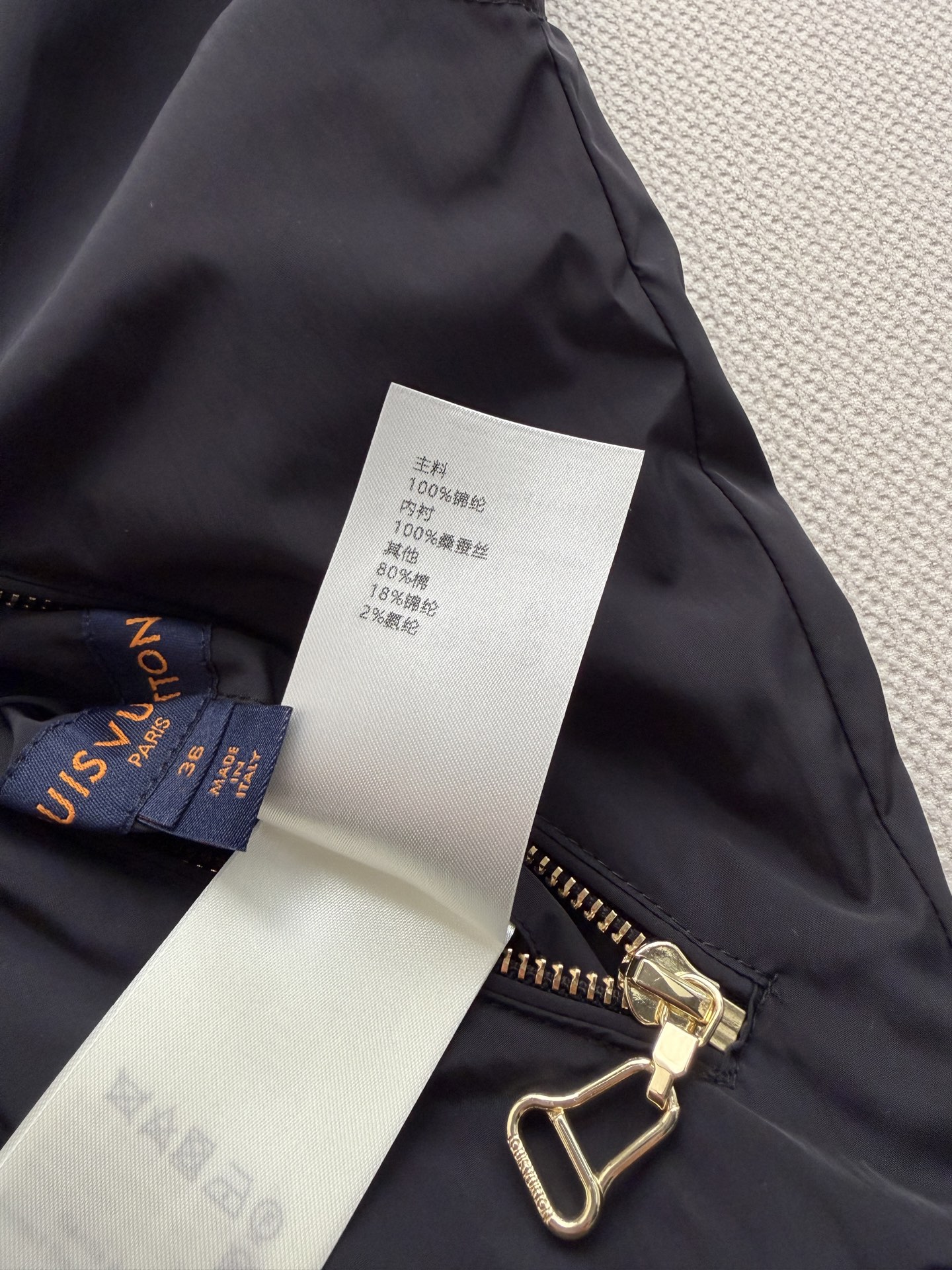 LouisVuitto*🆕2026新款双面穿飞行员马甲，黑色尼龙外层+经典Monogram内衬，简约又奢华！立领拉链设计