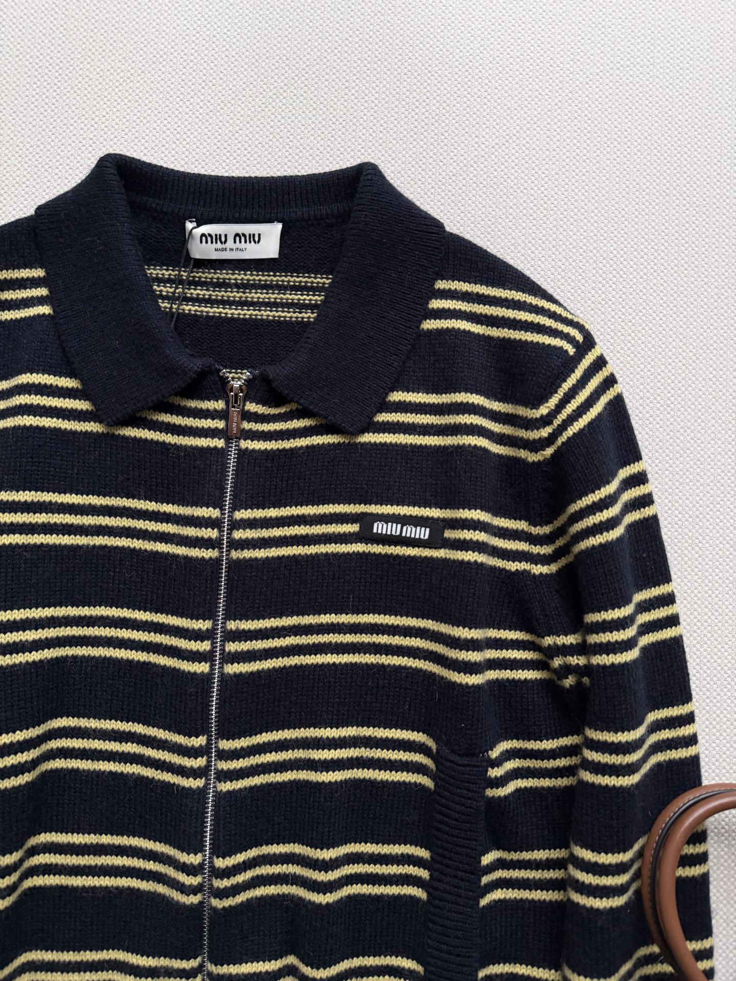 Miumi*🆕早秋新款藏青+黄色条纹，Polo翻领+拉链设计，复古学院风满满！针织面料柔软贴肤，透气又舒适，春秋单穿或叠