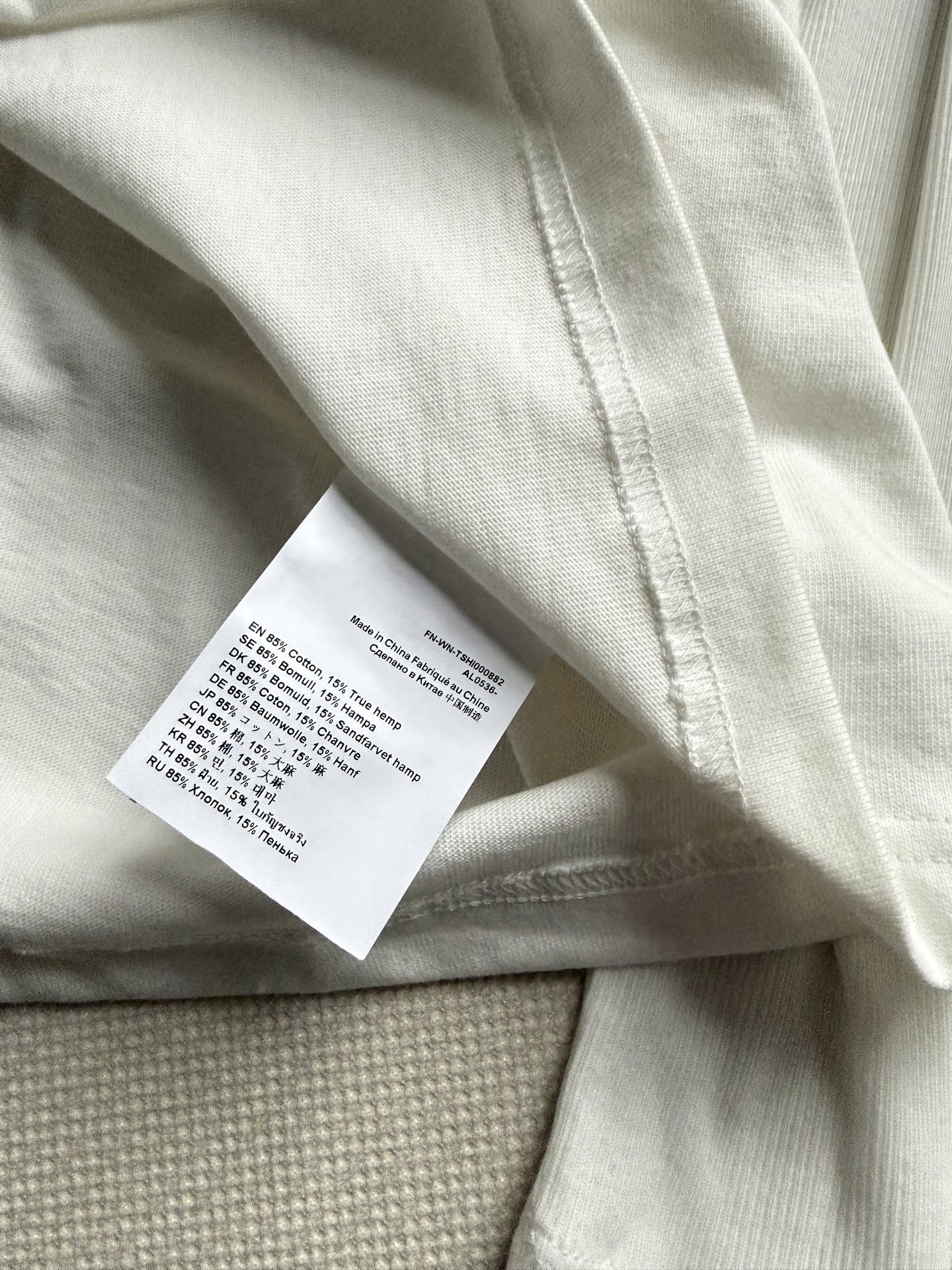 Acne Studios🆕这款假两件T恤，奶白色棉麻混纺，柔软透气，穿着超舒适！胸前蓝色复古刺绣+徽章，英伦氛围感满满✨