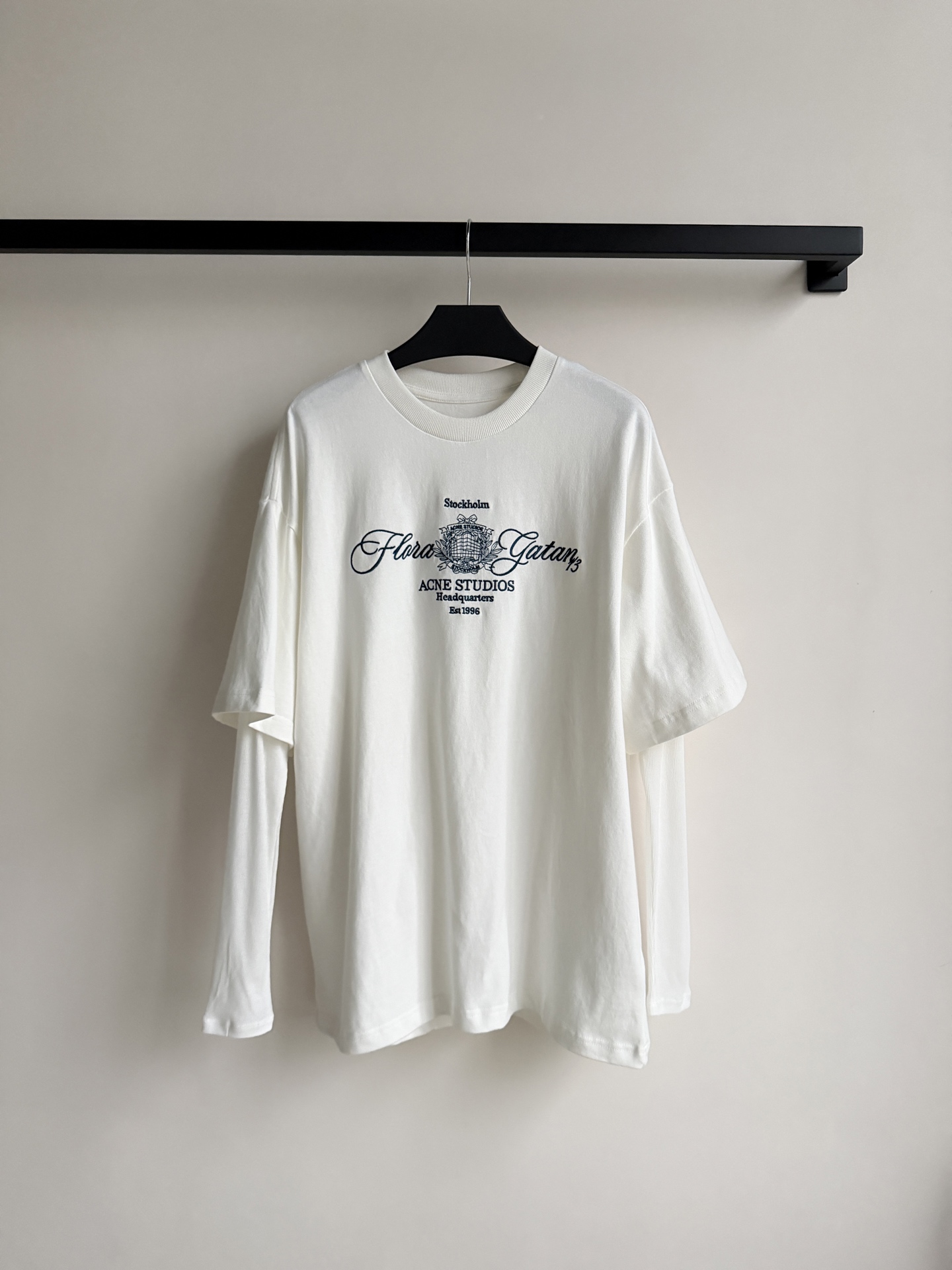 Acne Studios🆕这款假两件T恤，奶白色棉麻混纺，柔软透气，穿着超舒适！胸前蓝色复古刺绣+徽章，英伦氛围感满满✨