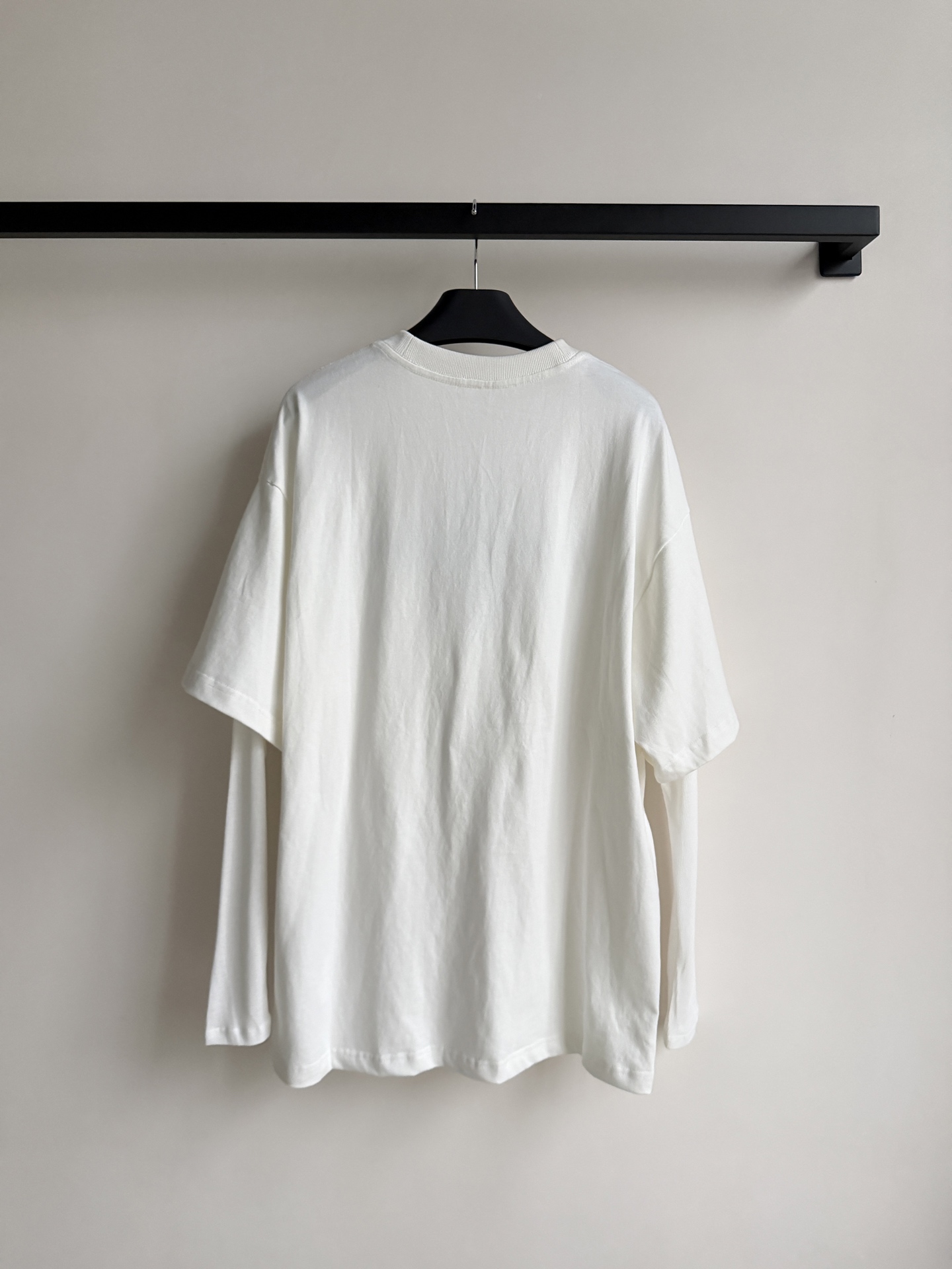 Acne Studios🆕这款假两件T恤，奶白色棉麻混纺，柔软透气，穿着超舒适！胸前蓝色复古刺绣+徽章，英伦氛围感满满✨