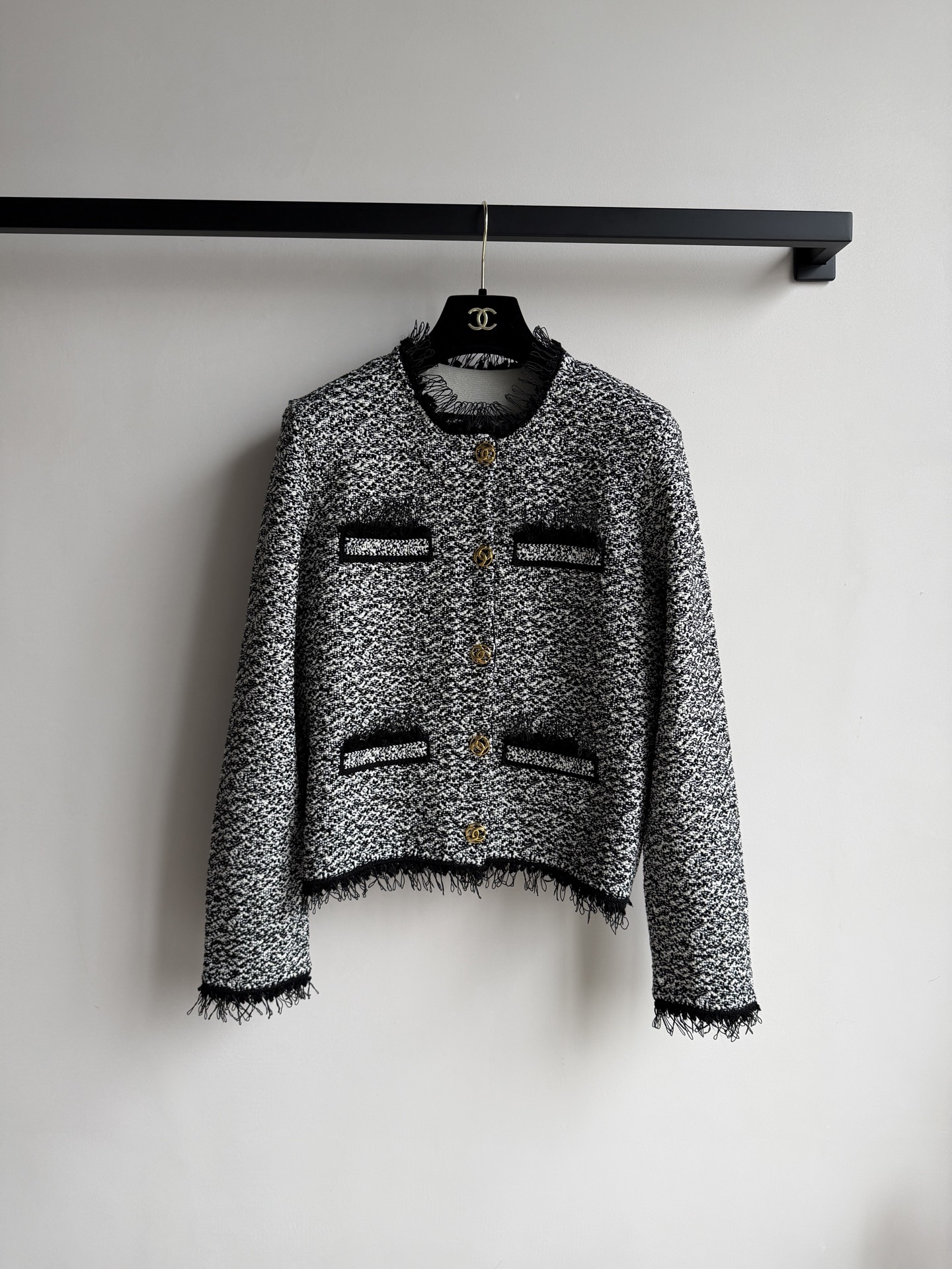NO:954399,Chane*26A Advanced Handicraft Series black and white tweed jacket, classic tweed material, black fringe edges + gold buttons, ultra-exquisite details. Short cut, neat and stylish, can be easily worn for commuting or formal occasions in autumn and winter. The tweed is warm and fashionable, and goes well with trousers or skirts. It is one of the most popular items this season!  Size36.38.40,,chanel,skirts,jackets & coats,19860909Chane*26A高级手工坊系列黑白粗花呢外套,经典粗花呢材质,黑色流苏边+金色纽扣,细节超精致.短款剪裁,利落有型,秋冬通勤或正式场合都能轻松驾驭.粗花呢保暖又时髦,搭配西裤或裙装都很出彩,是这一季超受欢迎的单品之一！Size36.38.40,,chanel,skirts,jackets & coats,,Women's clothing