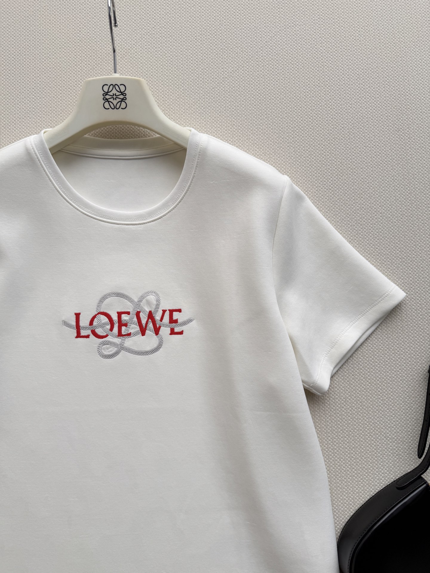 Loew*🆕2026FW早秋新款藏青刺绣T 缠绕Anagram麻绳立体刺绣，红白撞色自带辨识度，软糯亲肤纯棉，微宽松正肩