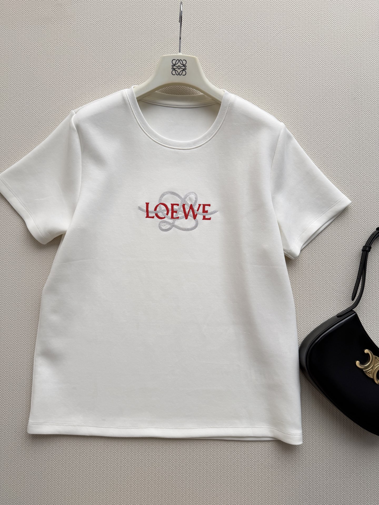 Loew*🆕2026FW早秋新款藏青刺绣T 缠绕Anagram麻绳立体刺绣，红白撞色自带辨识度，软糯亲肤纯棉，微宽松正肩
