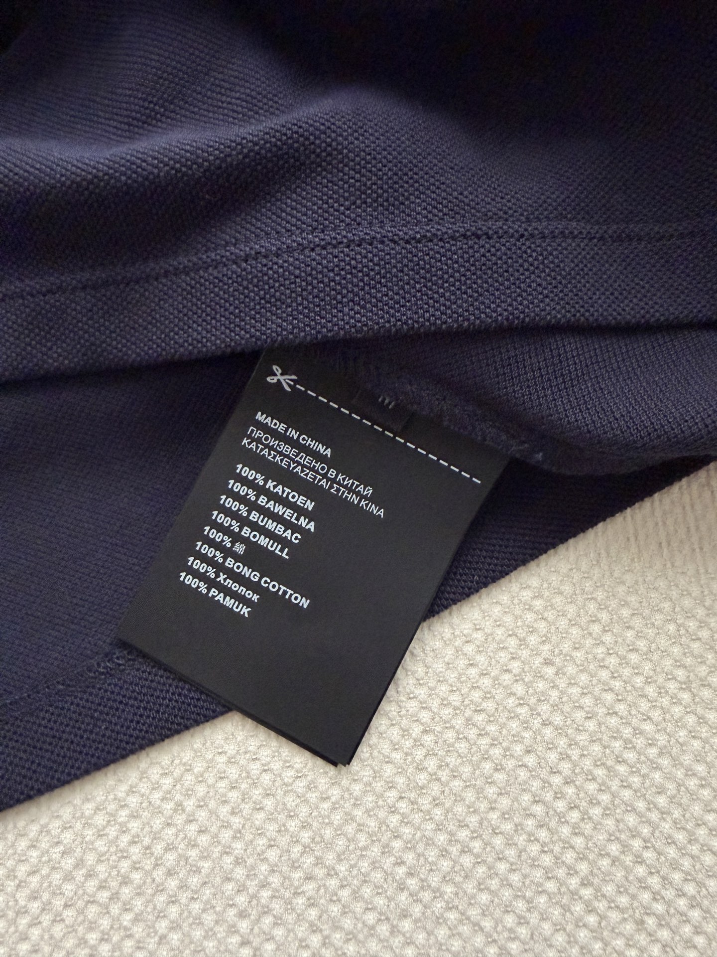 Miu Mi*🆕26新款藏青色 Polo 衫简直是甜酷女孩的本命单品呀✨！经典藏青色衣身采用 100% 纯棉材质，透气又
