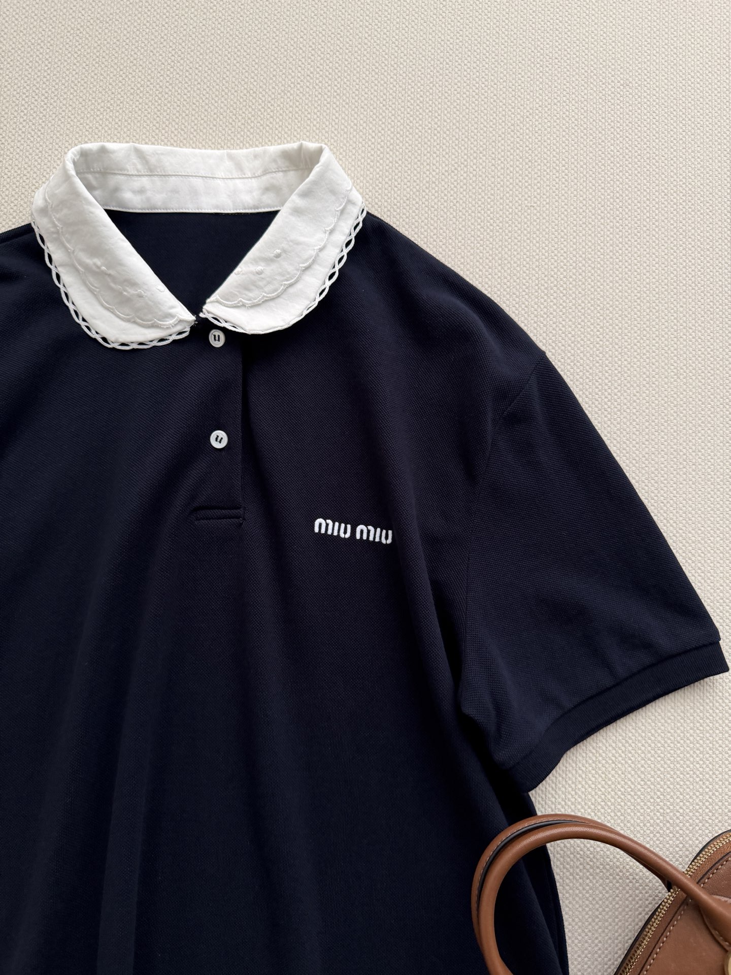 Miu Mi*🆕26新款藏青色 Polo 衫简直是甜酷女孩的本命单品呀✨！经典藏青色衣身采用 100% 纯棉材质，透气又