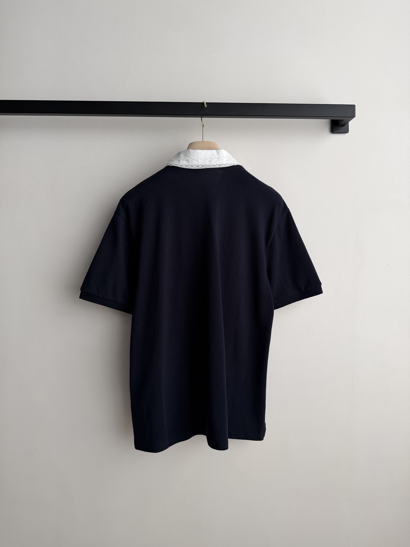 Miu Mi*🆕26新款藏青色 Polo 衫简直是甜酷女孩的本命单品呀✨！经典藏青色衣身采用 100% 纯棉材质，透气又