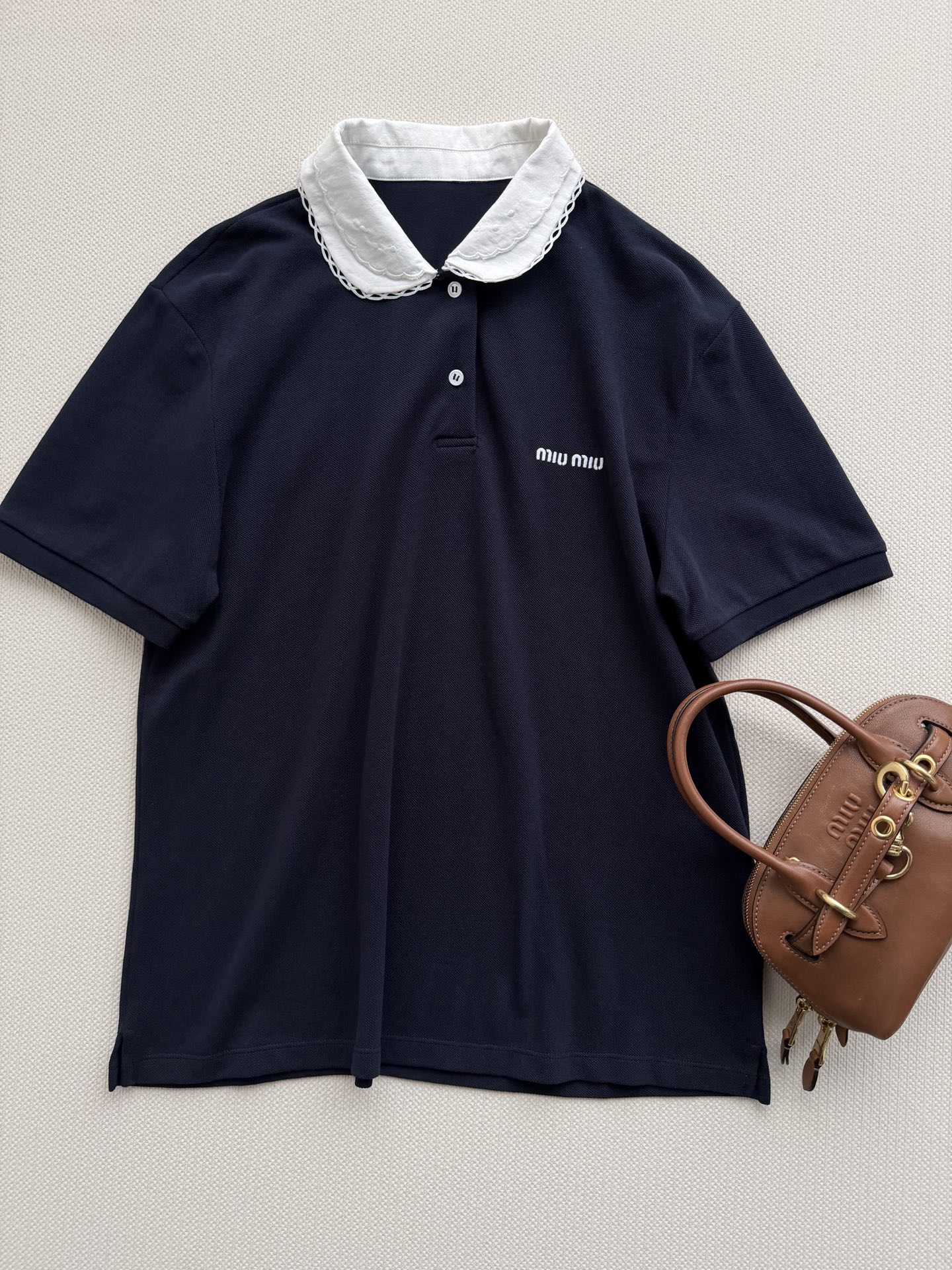 Miu Mi*🆕26新款藏青色 Polo 衫简直是甜酷女孩的本命单品呀✨！经典藏青色衣身采用 100% 纯棉材质，透气又