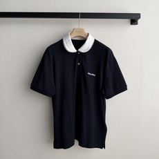 Miu Mi*🆕26新款藏青色 Polo 衫简直是甜酷女孩的本命单品呀✨!经典藏青色衣身采用 100% 纯棉材质,透气又 Miu Mi*🆕26新款藏青色 Polo 衫简直是甜酷女孩的本命单品呀✨!经典藏青色衣身采用 100% 纯棉材质,透气又