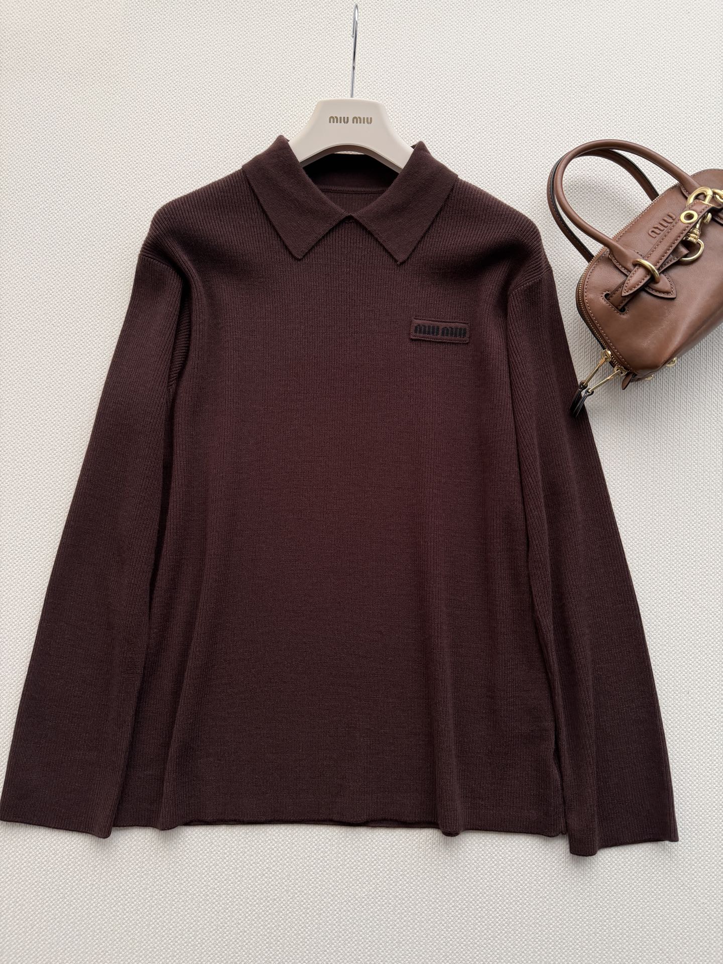 Miu Mi*🆕26 秋冬系列的棕色罗纹针织 Polo 衫​​，翻领+暗色 Miu Mi*logo 贴片，整体是一件薄款