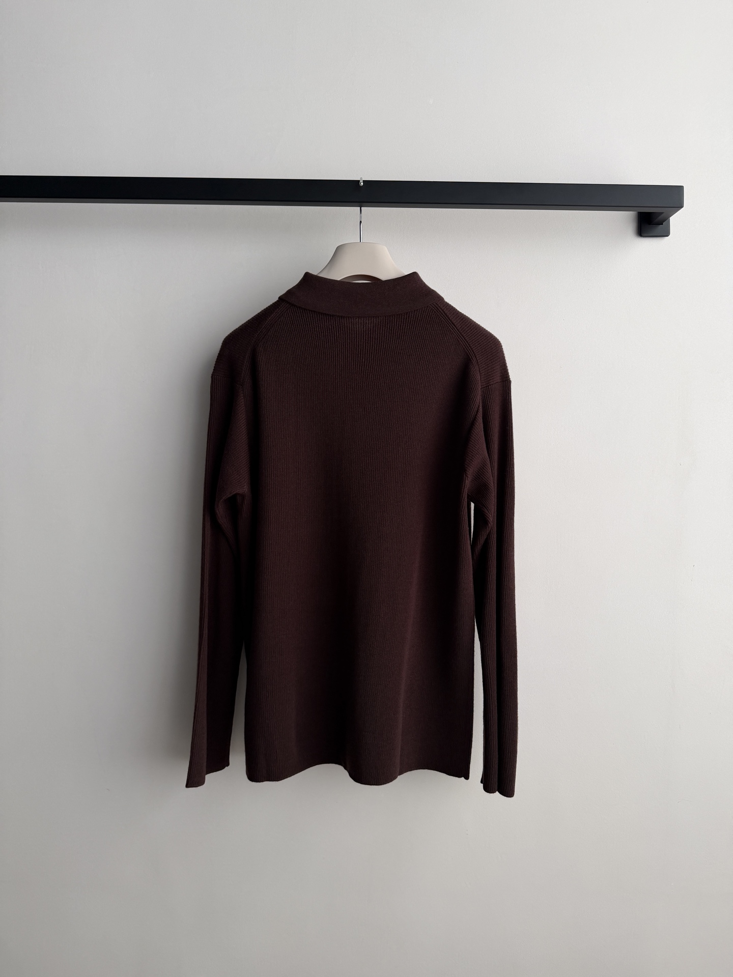 Miu Mi*🆕26 秋冬系列的棕色罗纹针织 Polo 衫​​，翻领+暗色 Miu Mi*logo 贴片，整体是一件薄款
