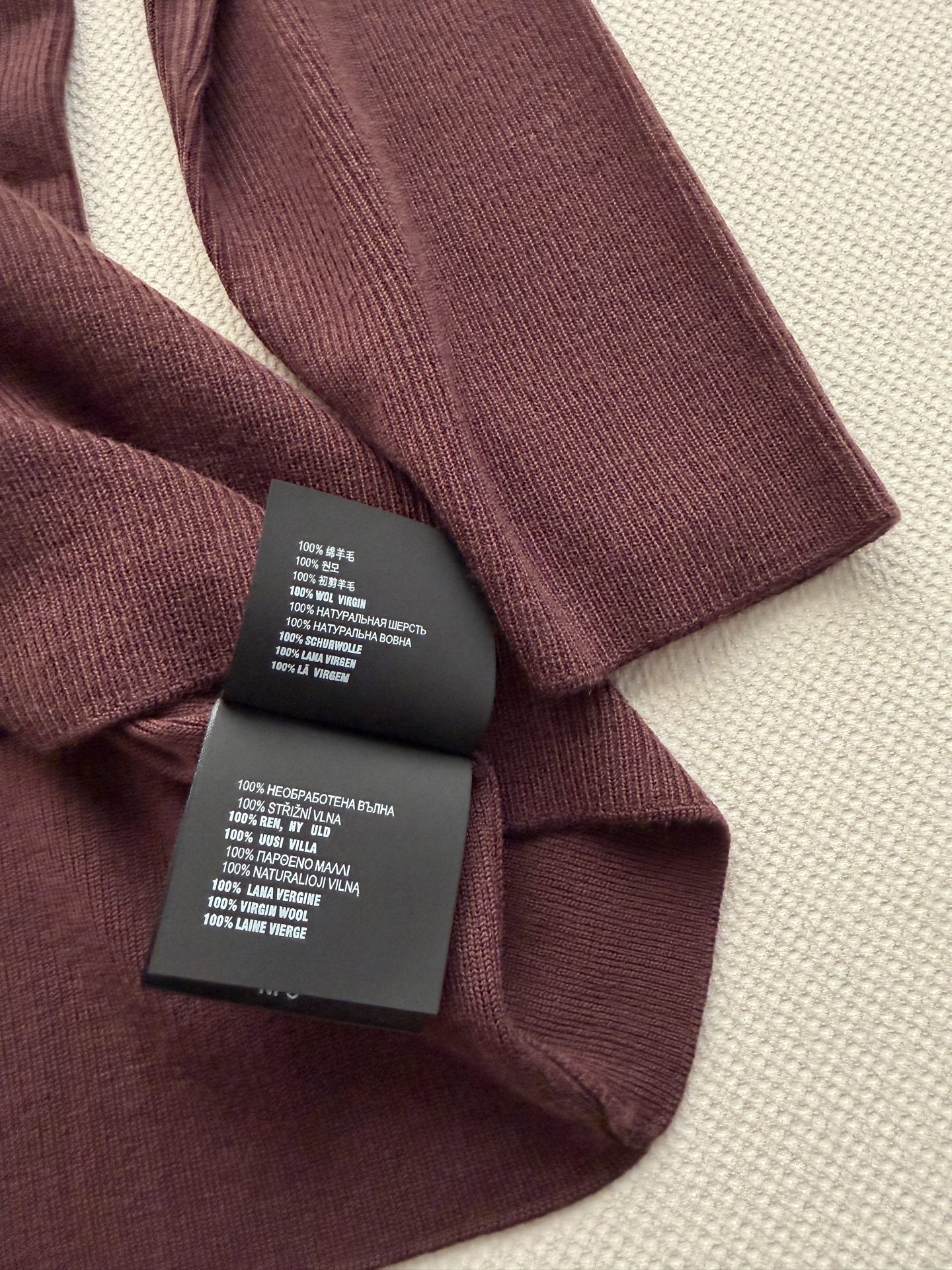Miu Mi*🆕26 秋冬系列的棕色罗纹针织 Polo 衫​​，翻领+暗色 Miu Mi*logo 贴片，整体是一件薄款