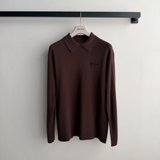 Miu Mi*🆕26 秋冬系列的棕色罗纹针织 Polo 衫,翻领+暗色 Miu Mi*logo 贴片,整体是一件薄款 Miu Mi*🆕26 秋冬系列的棕色罗纹针织 Polo 衫,翻领+暗色 Miu Mi*logo 贴片,整体是一件薄款