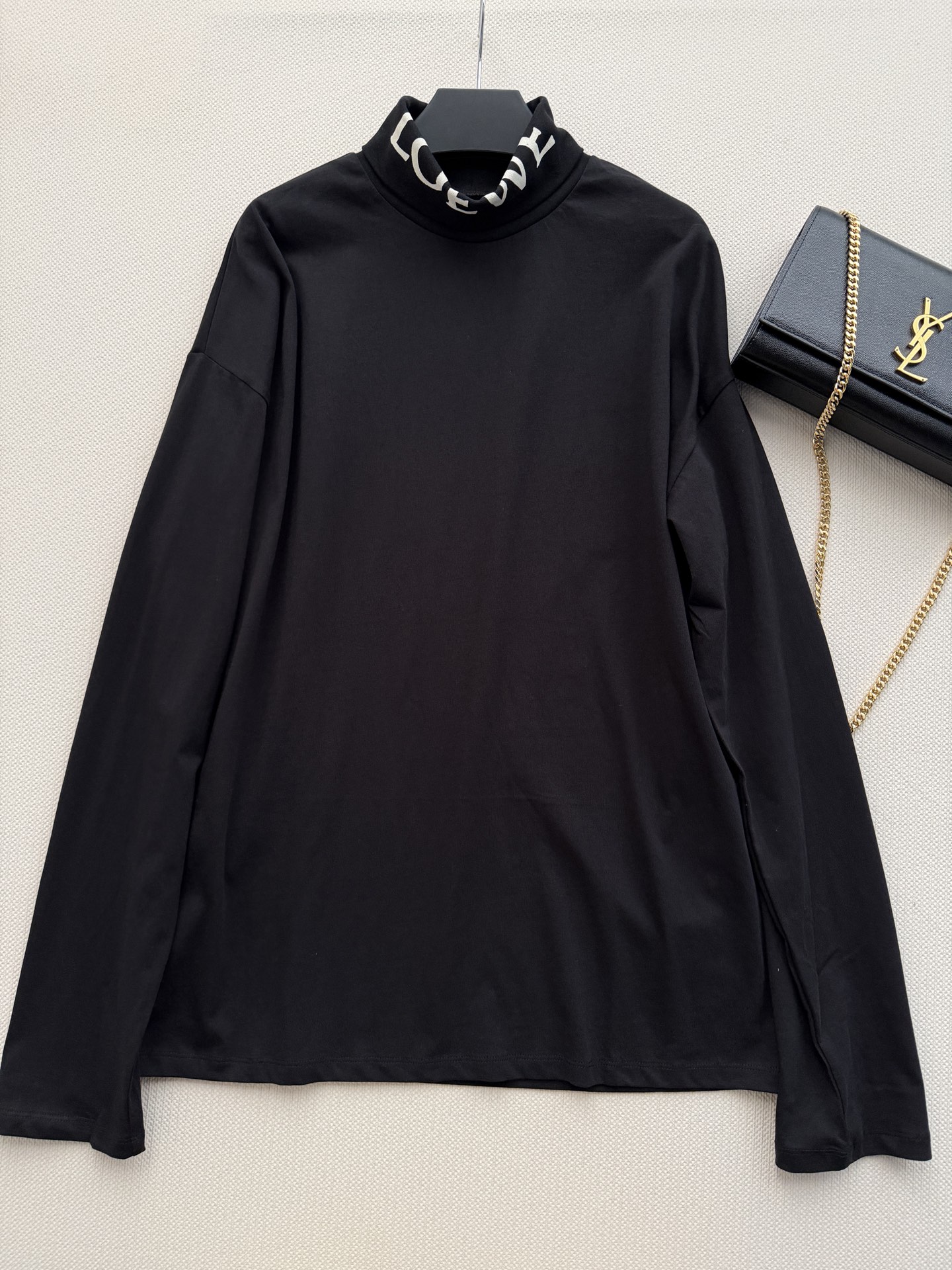 Loew*🆕26秋冬新品 黑白两色半高领宽松长袖，松弛随性的慵懒格调。领口字母印花作为视觉亮点，简约又自带辨识度。面料柔