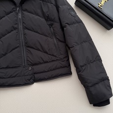 Hermè*🆕羽绒外套 - 可拆卸兜帽配有双向拉链和漆艺拉链头 - 中前襟配有双向拉链和漆艺拉链头 - 左衣袖饰有硅胶“ Hermè*🆕羽绒外套 - 可拆卸兜帽配有双向拉链和漆艺拉链头 - 中前襟配有双向拉链和漆艺拉链头 - 左衣袖饰有硅胶“